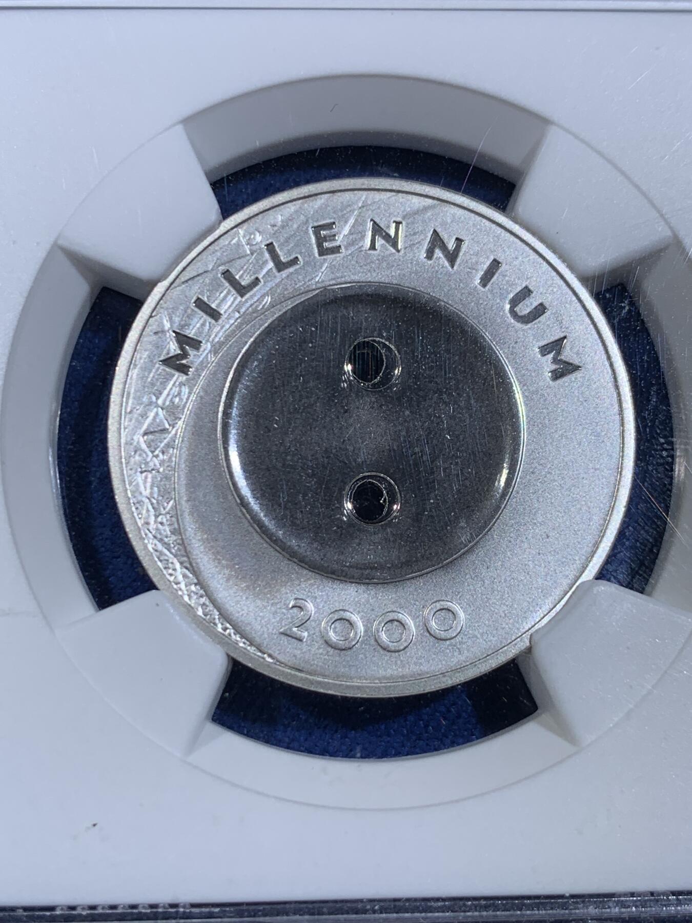 《竞宝斋》第439场 周日，周一，周二 3场连拍 （全场包邮） NGC PF68UC 获奖币 1999年 拉脱维亚 千禧年纪念银币，纽扣创意设计。