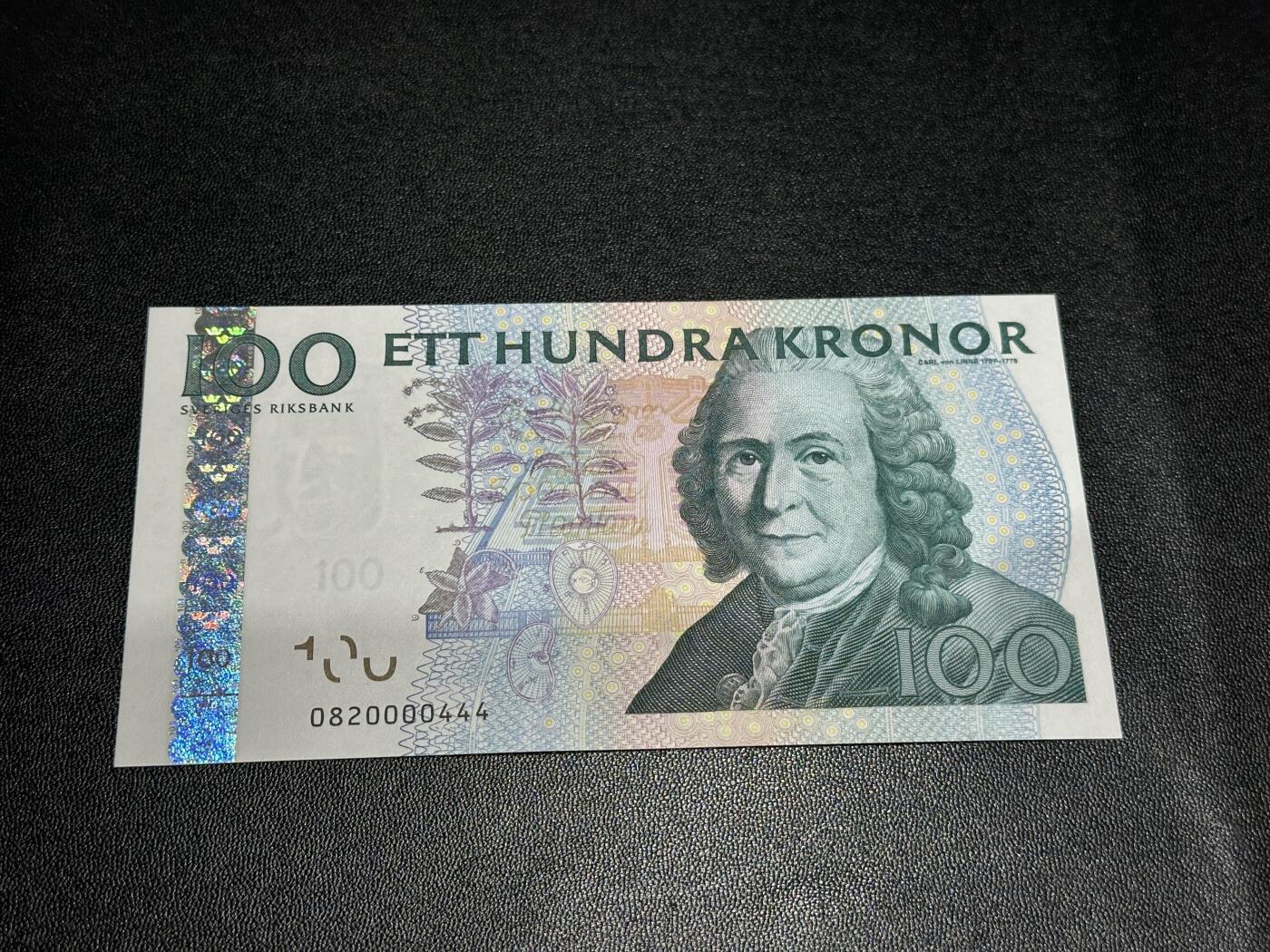 《外钞收藏家》第五百八十六期（品种丰富、精品多）（本平台长期征集拍品、欢迎藏友们联系合作） 瑞典100克朗 狮子子号+豹子号0000444 全新UNC