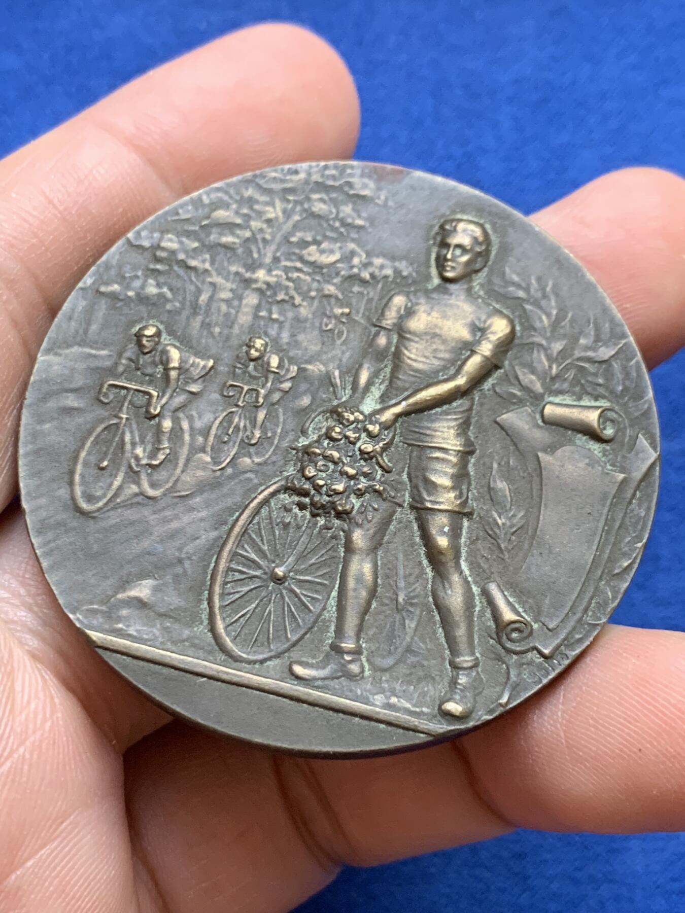 《竞宝斋》第439场 周日，周一，周二 3场连拍 （全场包邮） 1951年自行车纪念章，49.8mm，45克。