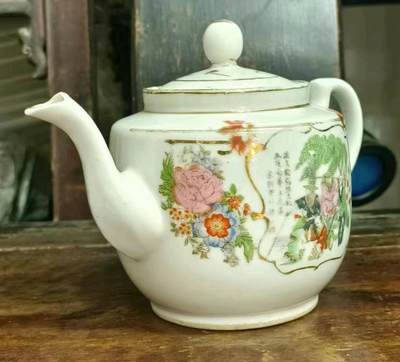 民国粉彩描金人物壶