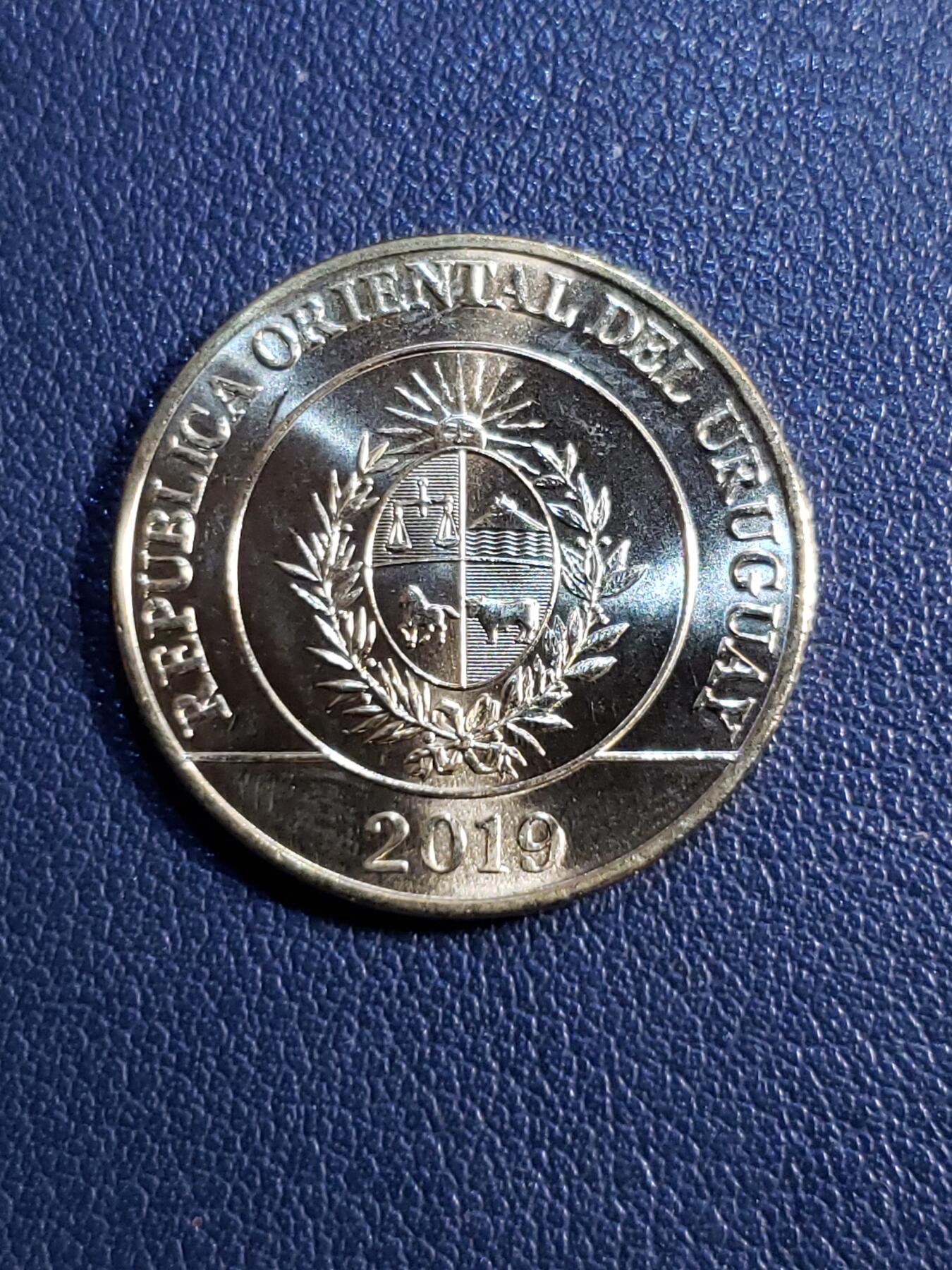 世界各国普、纪币捡漏专场(第十九场) 2014、2019年乌拉圭动物版鸵鸟5比索、豹子10比索两枚