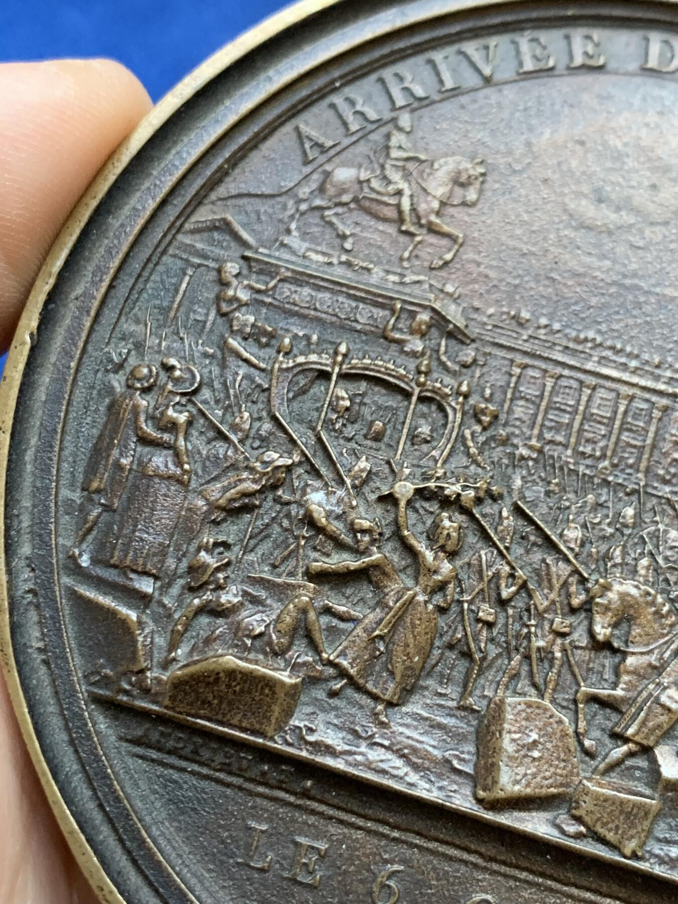 《竞宝斋》第439场 周日，周一，周二 3场连拍 （全场包邮） 国王驾临巴黎纪念单面大铜章 高浮雕 119.7克 84.2mm 十二点处有打孔 细节见图