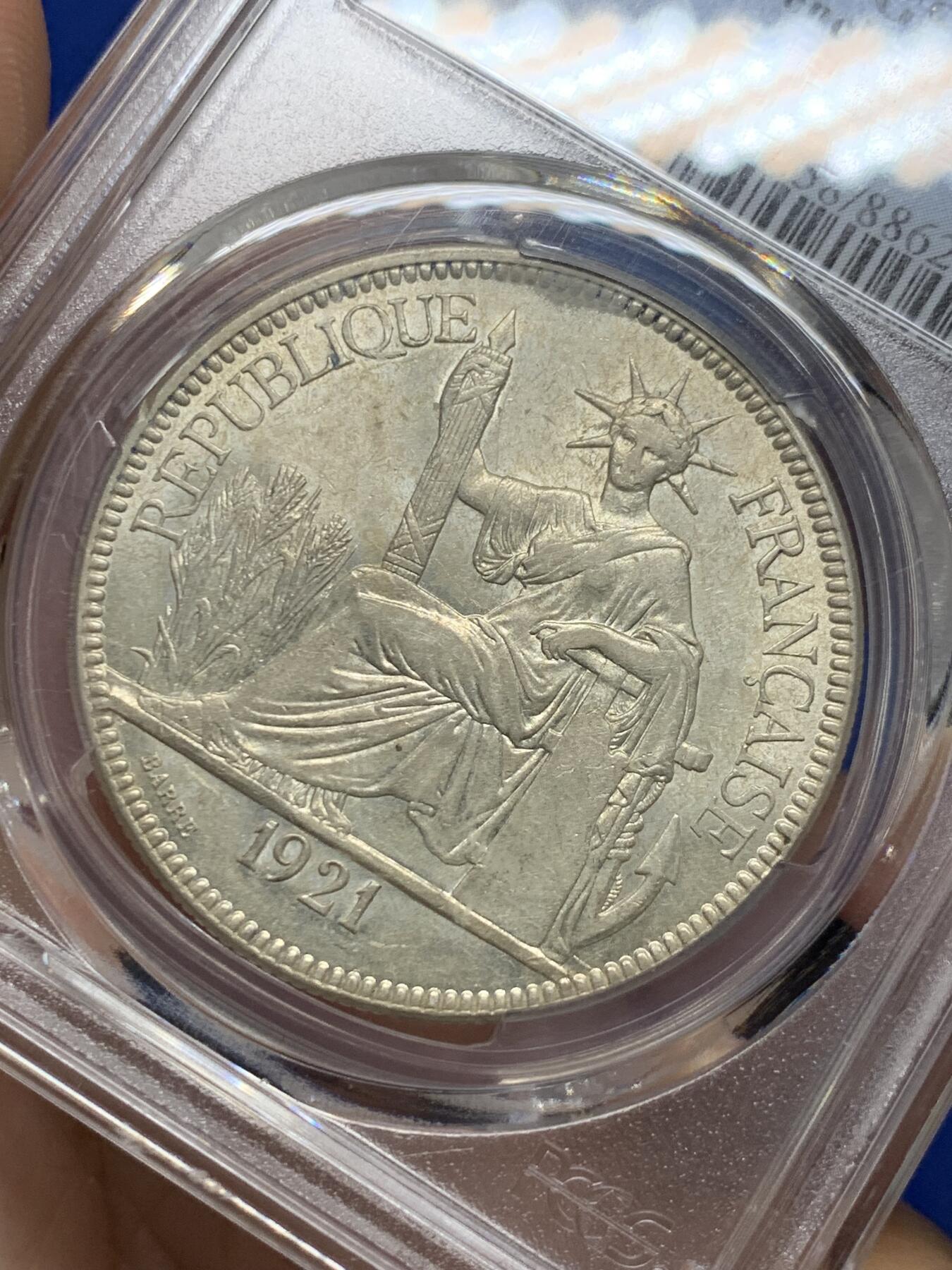 《竞宝斋》第439场 周日，周一，周二 3场连拍 （全场包邮） PCGS AU58 法属印支1921年坐洋无字版，淡黄包浆，下沿支撑有磕。