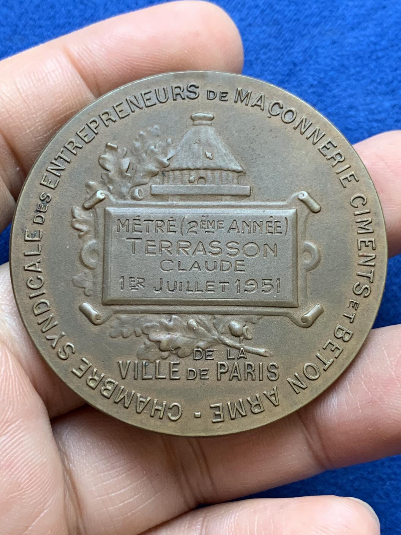 《竞宝斋》第439场 周日，周一，周二 3场连拍 （全场包邮） 法国巴黎市建筑工会砌筑承包商联盟协会纪念章 57.8克 49.8mm