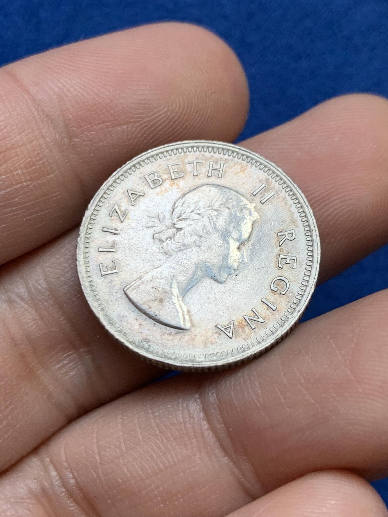 《竞宝斋》第439场 周日，周一，周二 3场连拍 （全场包邮） 英属 南非 1955年 1先令 伊丽莎白二世 银币 好转光稍有清洗