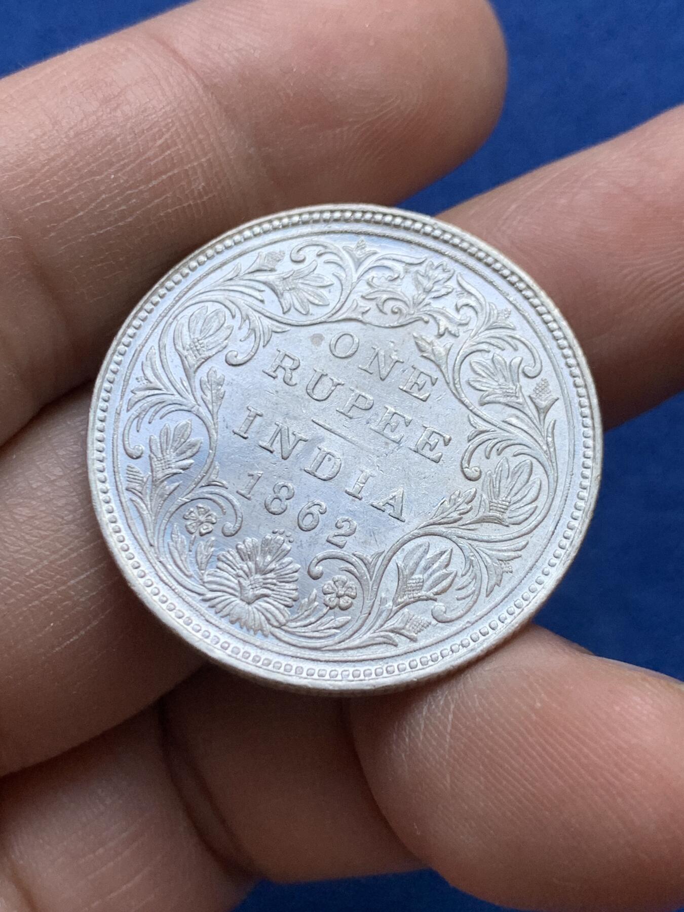 《竞宝斋》第439场 周日，周一，周二 3场连拍 （全场包邮） 英属印度1862年维多利亚女王1卢比银币 原光UNC品相