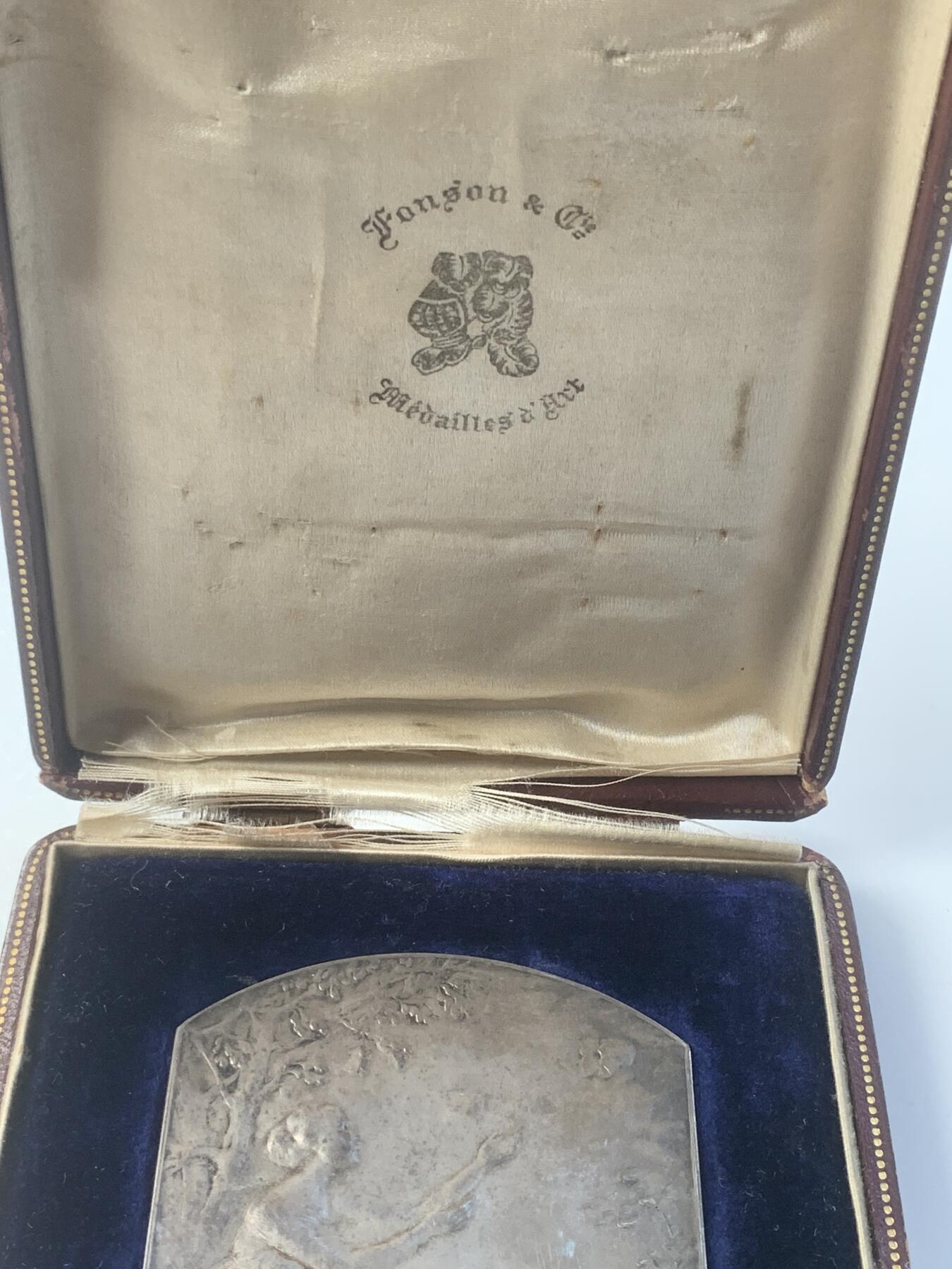 掌中浮雕-藏着的欧洲第042场 比利时煤气公司一战参战员工奖牌, 61*83mm，128g，原盒有破损，卡扣扣不住