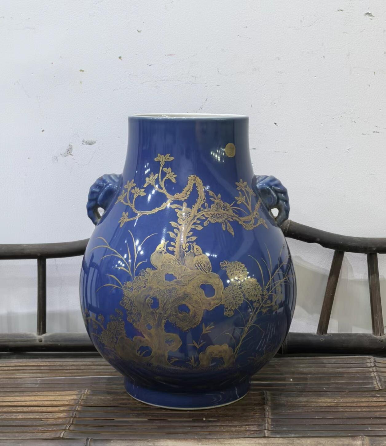 兰馨堂瓷器专场 霁蓝釉描金双耳尊瓶 