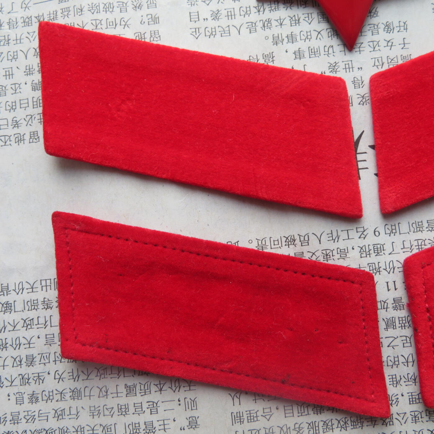 42--【有瑕疵】65扎线、无扎线红领章各一付、红五角星一个20241208-10