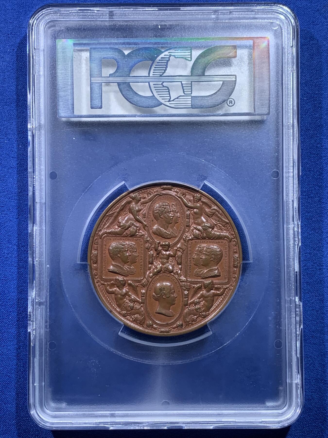 《竞宝斋》第439场 周日，周一，周二 3场连拍 （全场包邮） PCGS SP64 瑞典1842年卡尔十四和他的家人铜章，56mm， Ludvig Persson Lundgren雕刻。加大盒