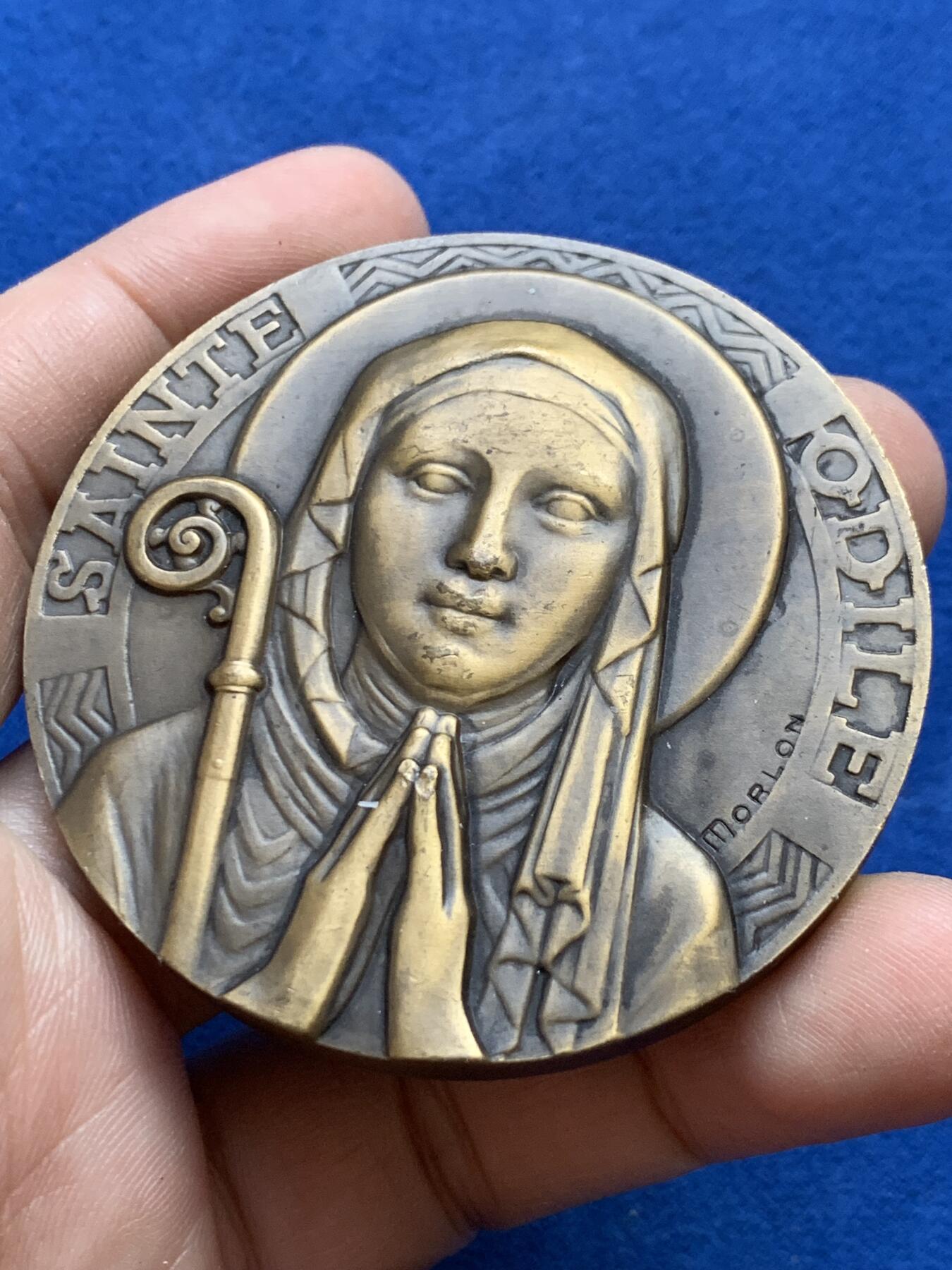 《竞宝斋》第439场 周日，周一，周二 3场连拍 （全场包邮） 名家莫隆作 圣欧迪勒纪念章 圣欧迪勒是霍亨堡修道院的创始院长 103.5克 58.6mm 丰饶角铜标 双面高浮雕