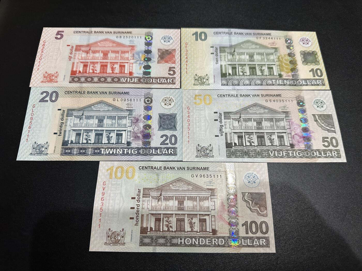《外钞收藏家》第五百八十六期（品种丰富、精品多）（本平台长期征集拍品、欢迎藏友们联系合作） 苏里南5-100盾 全部是豹子号111 全新UNC