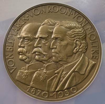 万国钱币拍卖第055期 - NGC MS64  1930年德国普法战争色当战役胜利60周年纪念大铜章 正面左至右首相俾斯麦|参谋总长毛奇|战争部长罗恩是奠定普法战争胜利的关键三人 此战役成功俘获拿破仑三世 并在后续建立德意志第二帝国 60MM大规格罕见