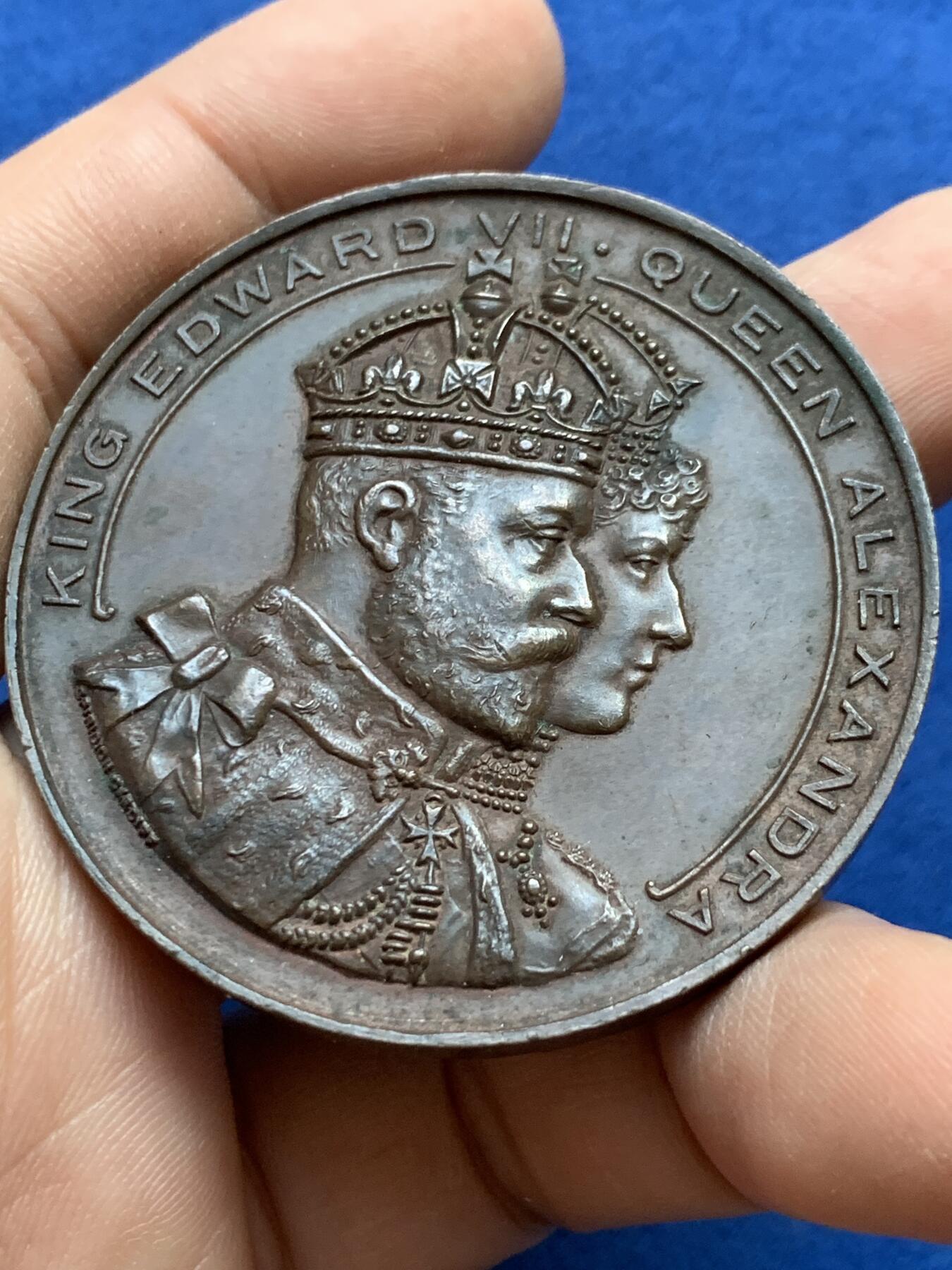 《竞宝斋》第439场 周日，周一，周二 3场连拍 （全场包邮） 英国1907年亚历山德拉女王码头开幕仪式纪念章，大型铜章，直径51mm， 重58.2克