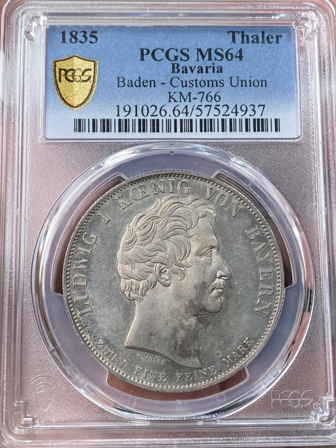万国钱币拍卖第055期 PCGS MS64 1835年巴伐利亚路德维希一世纪念巴登加入关税同盟历史大泰勒 热门历史系列 无论工艺还是设计都是同时代中的佼佼者 双蛇缠绕的权杖是商业之神赫尔墨斯的象征 底板类镜面喷砂质感 64已是极其难得 越来越贵的品种