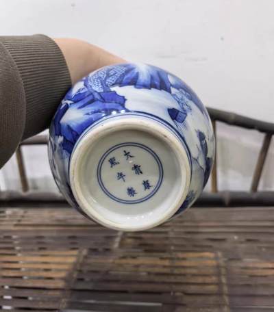 回流青花人物山水花草胆瓶