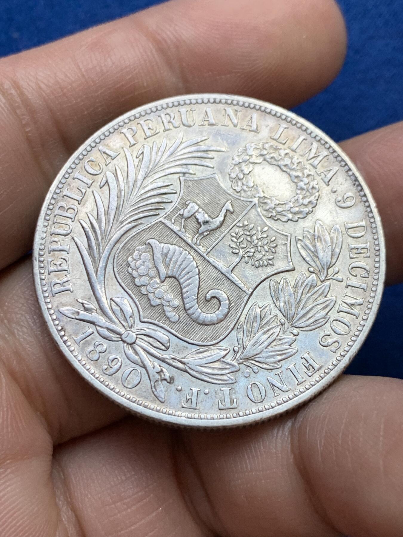 《竞宝斋》第439场 周日，周一，周二 3场连拍 （全场包邮） 秘鲁1890年1比索银币 早期高银凸铭文熟女T.F.版 特年，900银，直径37mm，重25克，女神面部表情清晰