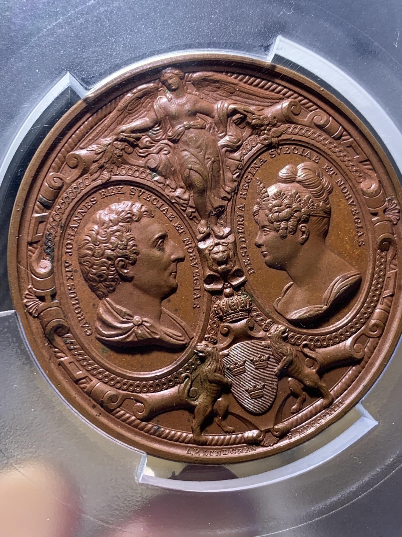 《竞宝斋》第439场 周日，周一，周二 3场连拍 （全场包邮） PCGS SP64 瑞典1842年卡尔十四和他的家人铜章，56mm， Ludvig Persson Lundgren雕刻。加大盒