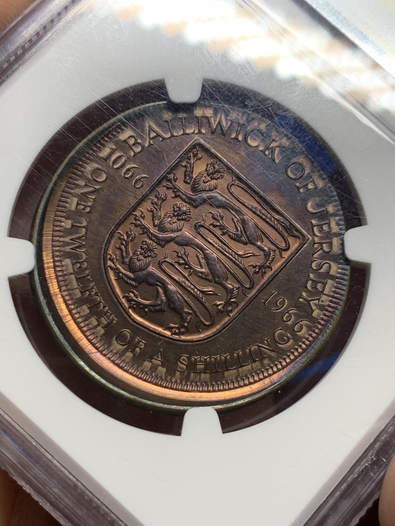 《竞宝斋》第439场 周日，周一，周二 3场连拍 （全场包邮） NGC MINT ERROR MS62BN 1966年英属泽西1/12先令铜币 整币蓝紫彩，偏打5%，字体位移，位移痕迹明显，盒子正面右下角有小磕