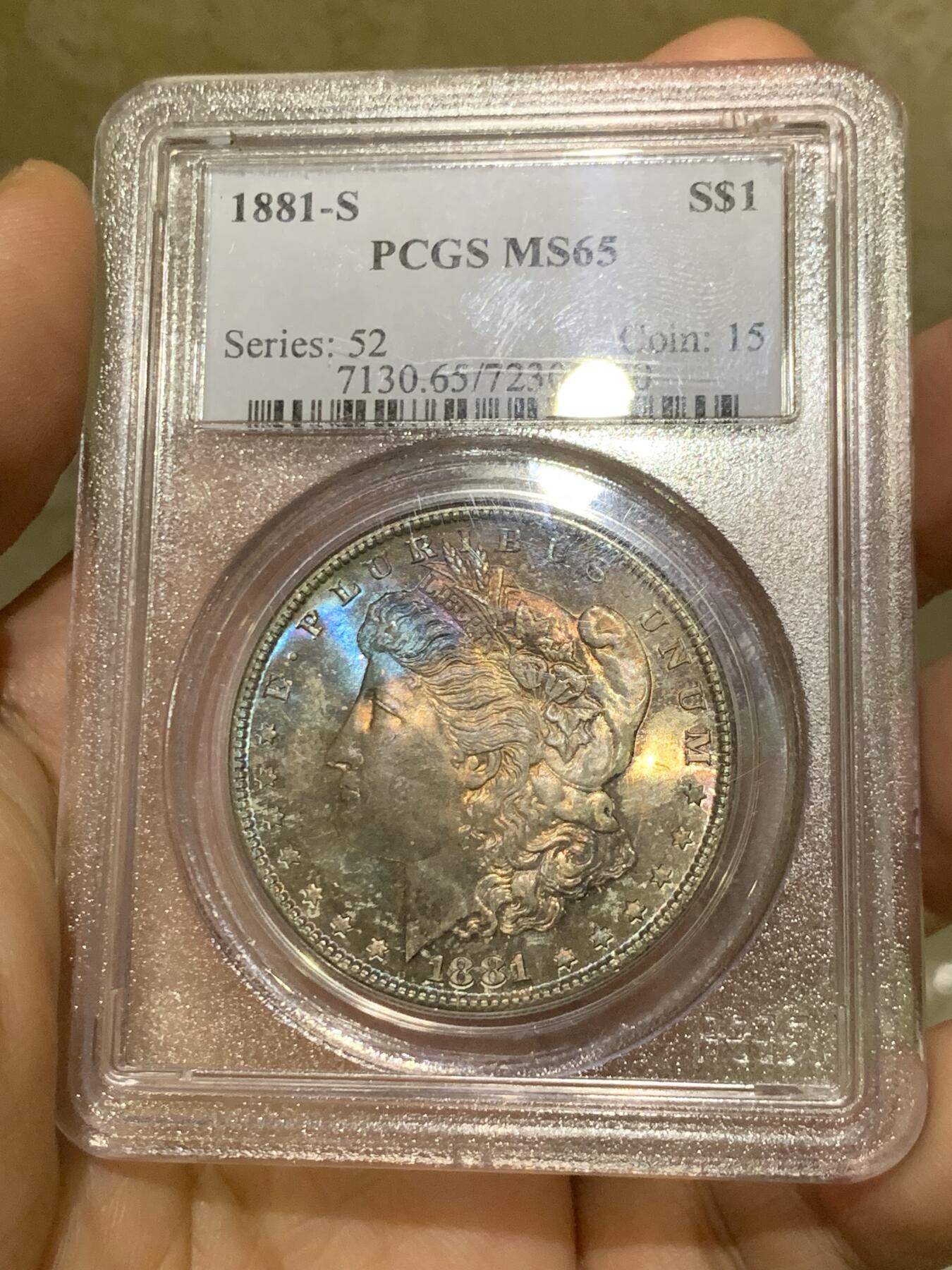 《竞宝斋》第439场 周日，周一，周二 3场连拍 （全场包邮） PCGS MS65 美国1881年摩根银币S版，原汁原味五彩老包浆，正面五彩，背面类PL状态，状态一流。