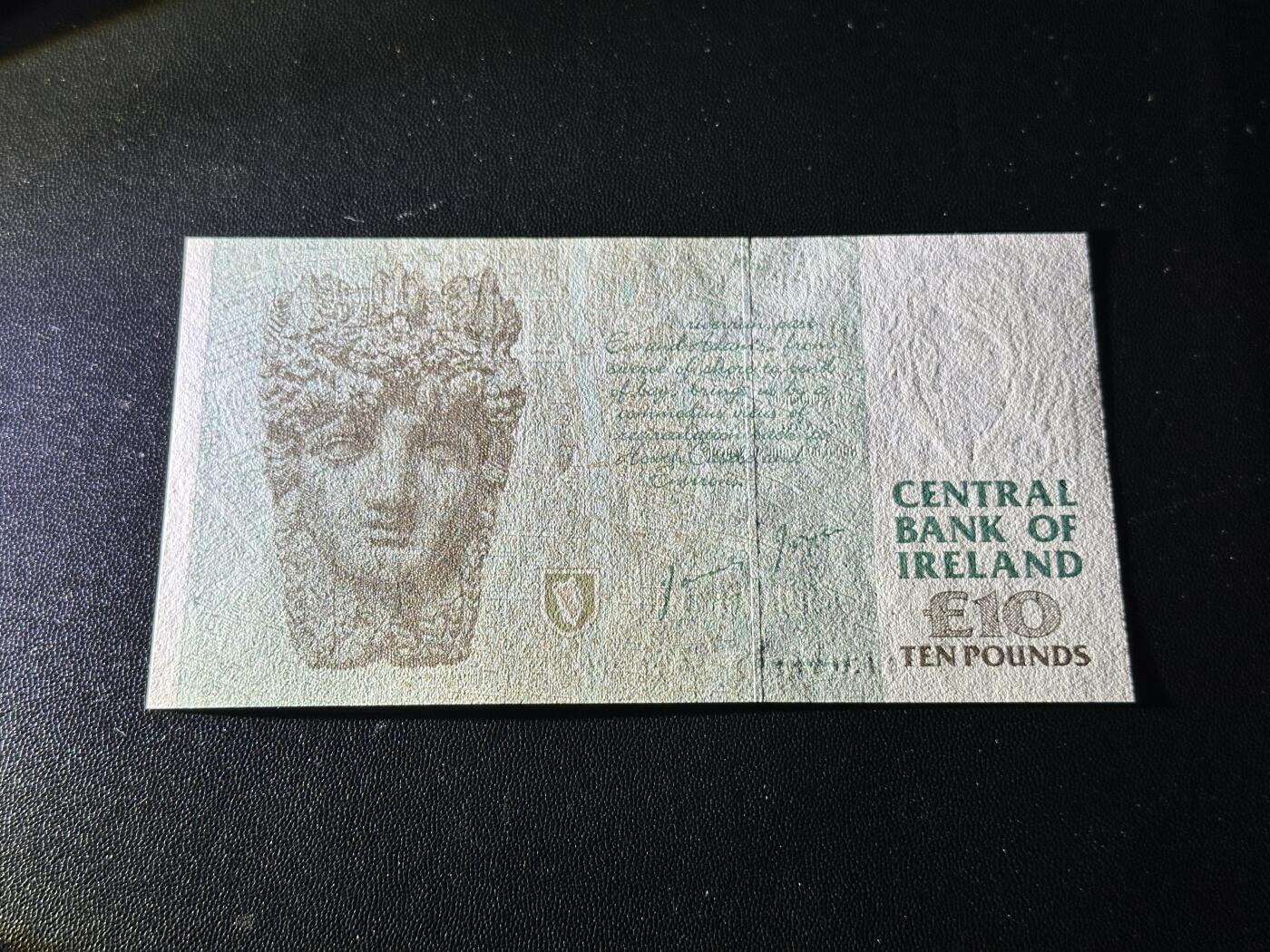 《外钞收藏家》第五百八十六期（品种丰富、精品多）（本平台长期征集拍品、欢迎藏友们联系合作） 1999年爱尔兰10镑 全新 为PMG66剪壳裸币