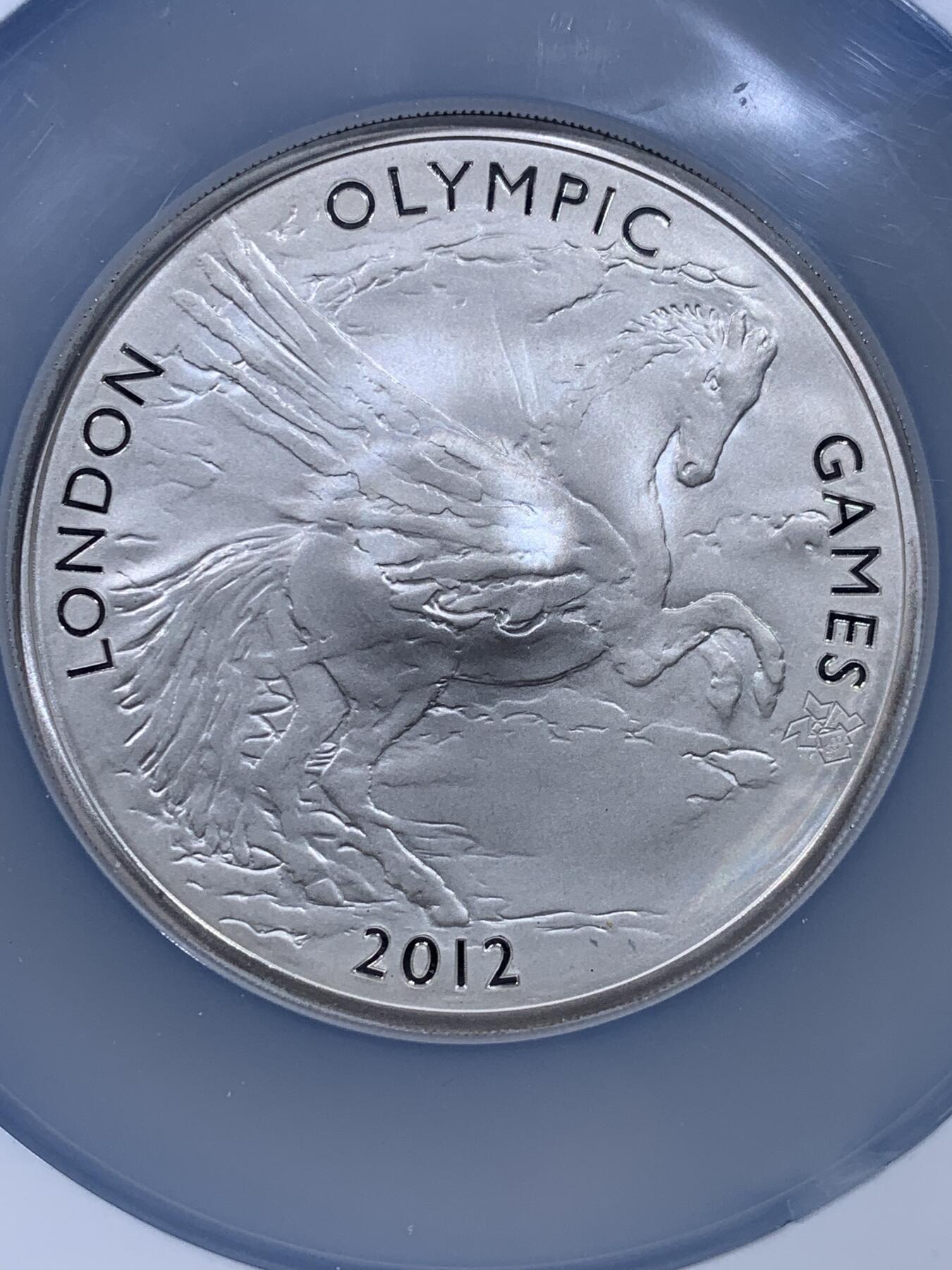 《竞宝斋》第439场 周日，周一，周二 3场连拍 （全场包邮） NGC PF69UC 英国伦敦2012年第30届奥林匹克运动会-飞马5盎司银币 999银 155.5克 直径65毫米 获奖币 加大加厚盒 侧面周圈好像有开盒痕迹 仔细辨识后出价