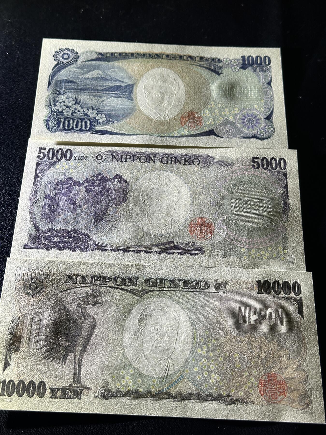 《外钞收藏家》第五百八十六期（品种丰富、精品多）（本平台长期征集拍品、欢迎藏友们联系合作） 日本倒二版1000、5000、1万日元 3张一起 全新UNC 百位号835号全同号 少见