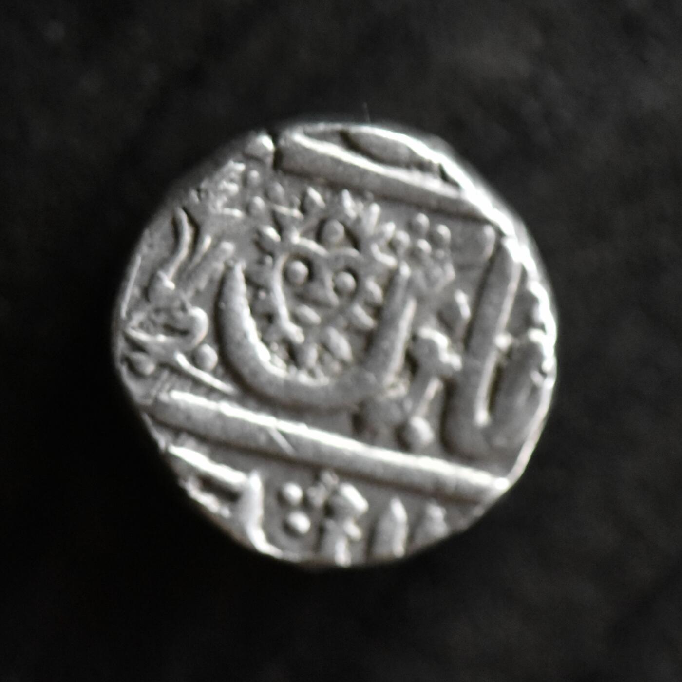 【良泉】第41期【自动场】11月27日晚19.30点开拍！86组，西方古代钱币专场 【藏家出品A】印度 印多尔邦 打制银币 非常经典的一款太阳脸1银卢比，11.18克