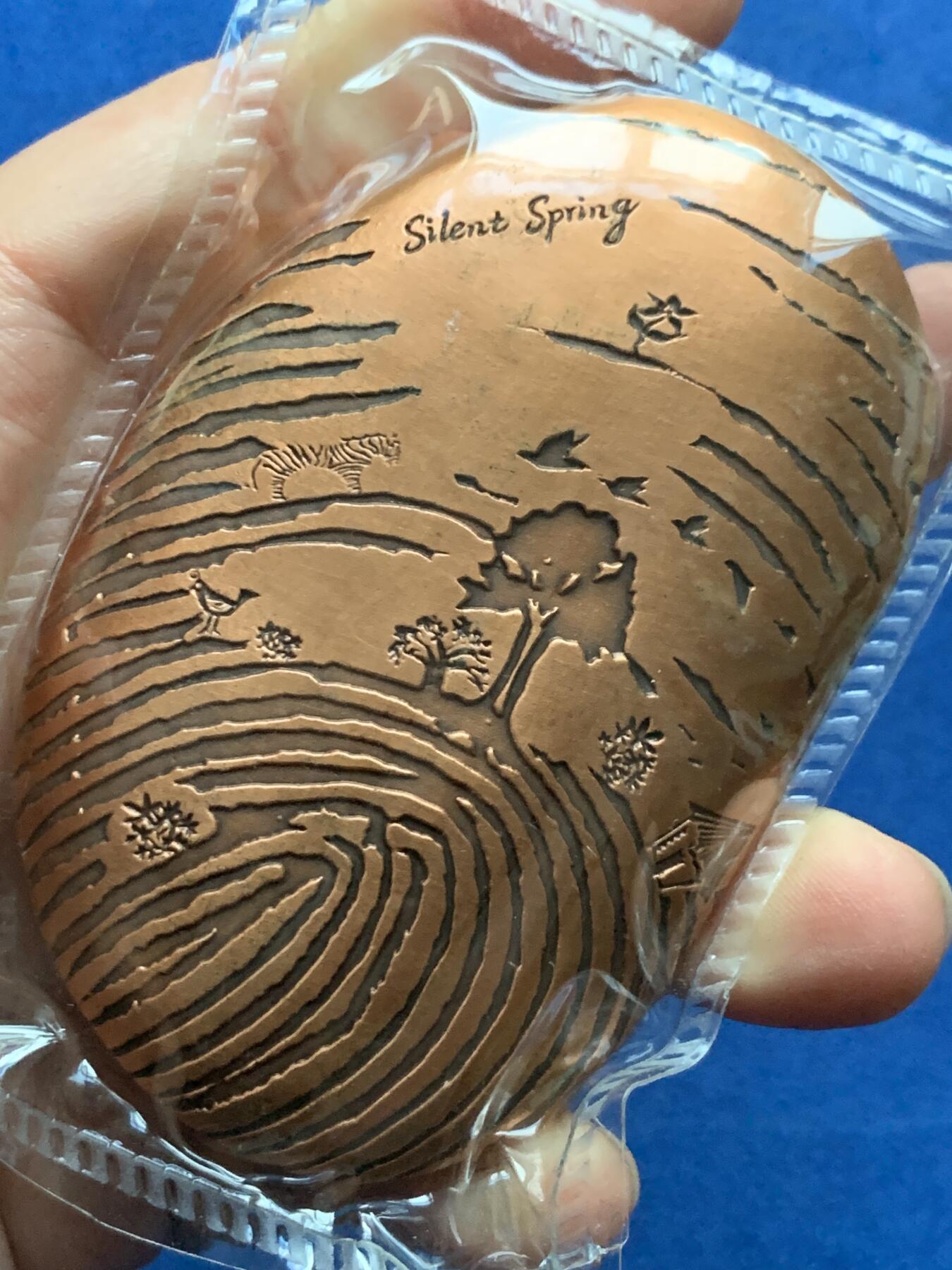 《竞宝斋》第439场 周日，周一，周二 3场连拍 （全场包邮） 寂静的春天铜章 采用新颖独特的鹅卵石形状 ，手感充实圆润 。人类细密的指纹 ，犹如岁岁年年的数轮，也如湖水荡漾的涟漪 。我们与大自然生生相惜 ，大自然就是我们的家 春意盎然 不再寂寞 不再静悄悄 ……规格为8.5cm×5.5cm，带袋总重约384.2克，限量发行黄铜365枚，紫铜365枚，发行编号水印证书 ，章上打号。