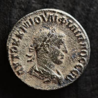 【良泉】第41期【自动场】11月27日晚19.30点开拍！86组，西方古代钱币专场 -  【藏家出品D】14.7克，古罗马帝国，叙利亚行省，菲利普二世，公元244-249年安条克城打制，八埃萨雷斯大铜币