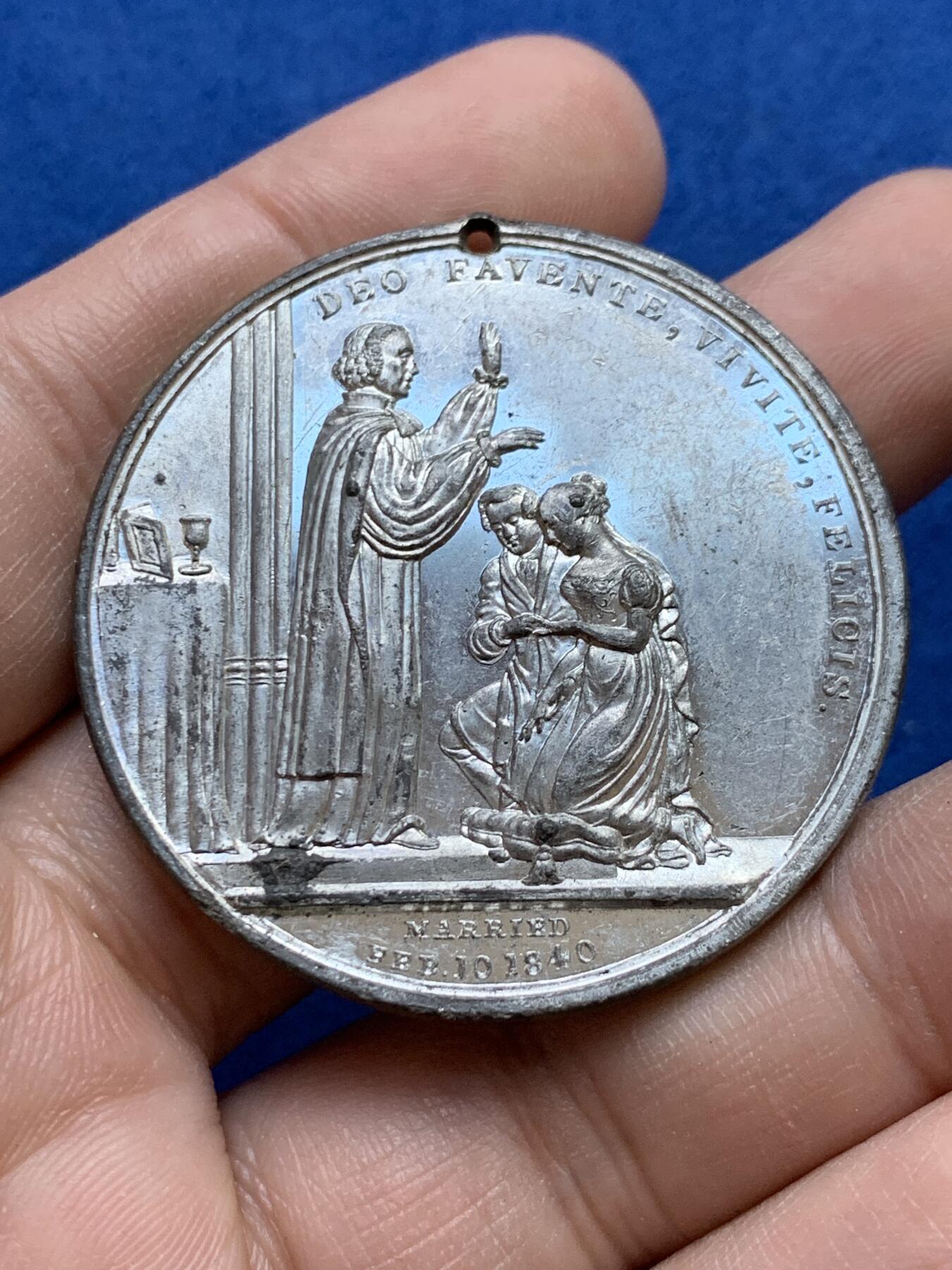 《竞宝斋》第439场 周日，周一，周二 3场连拍 （全场包邮） 英国1840年维多利亚女王和阿尔伯特亲王结婚纪念章，白色金属材质，有打孔。29.7克，44.5mm。