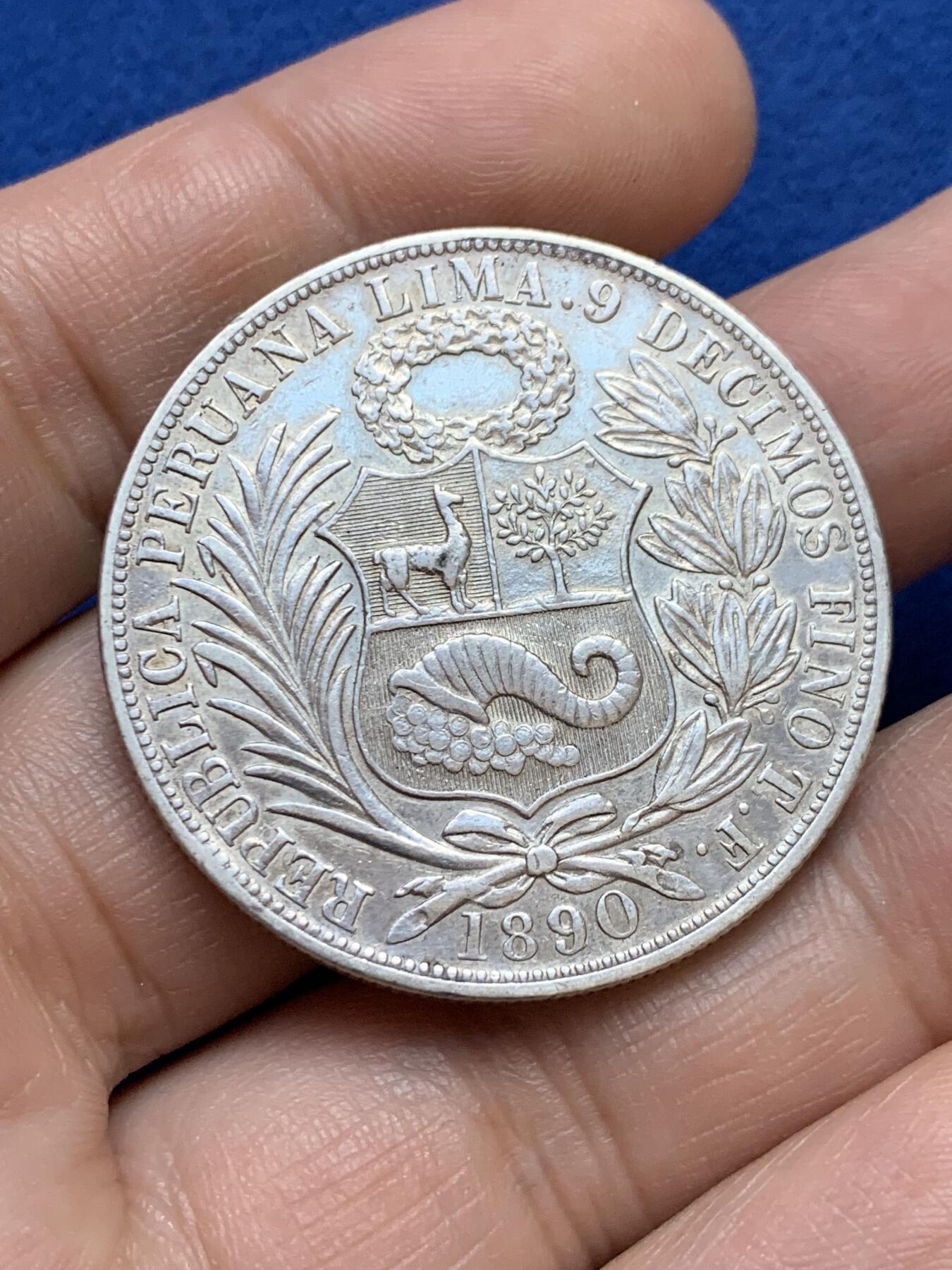 《竞宝斋》第439场 周日，周一，周二 3场连拍 （全场包邮） 秘鲁1890年1比索银币 早期高银凸铭文熟女T.F.版 特年，900银，直径37mm，重25克，女神面部表情清晰