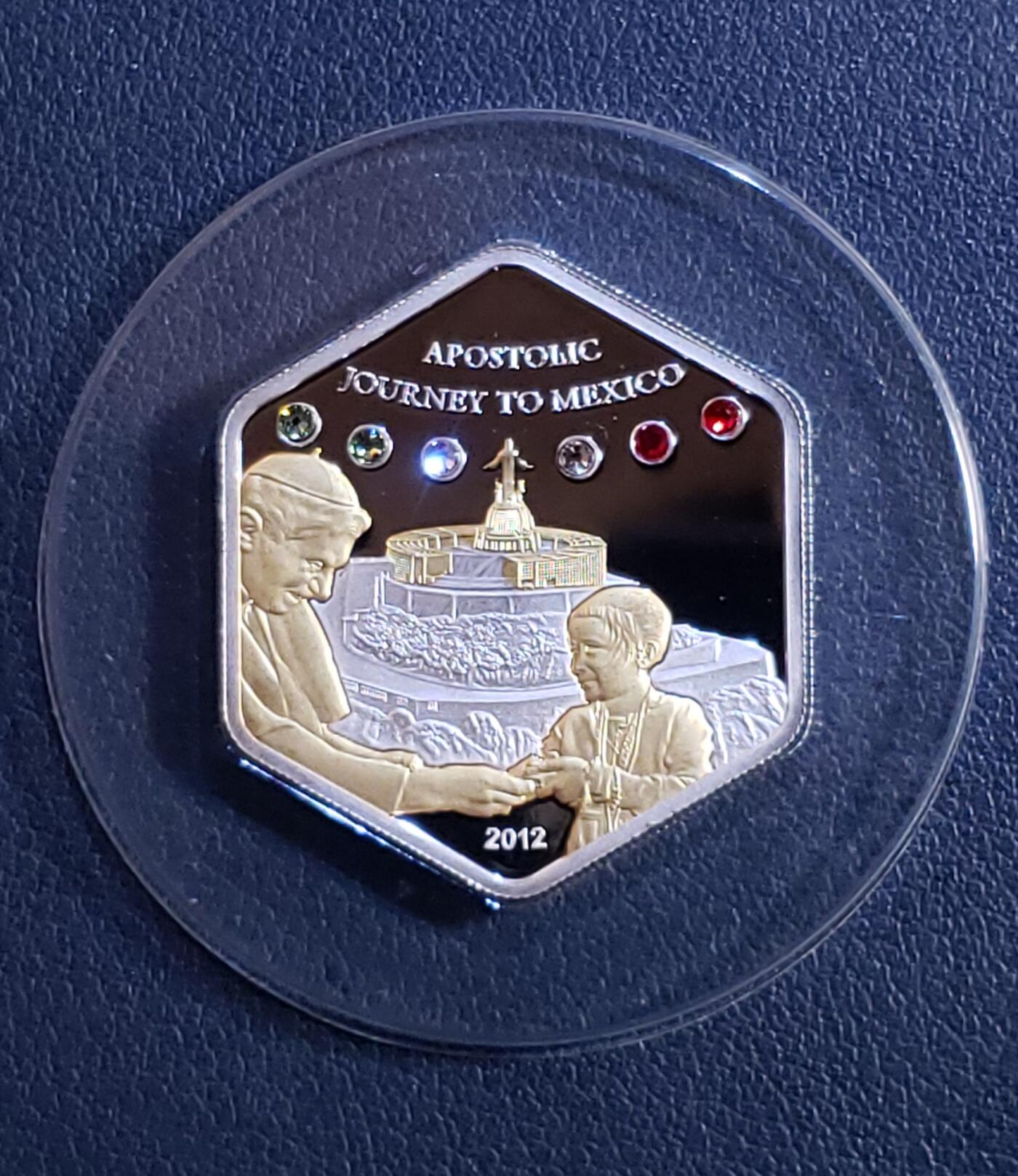 世界各国银币章专场（第24场） 发行量少 库克2012年本笃十六世访问墨西哥5元局部镀金镶嵌施华洛世奇水晶异形精制纪念银币 带证书