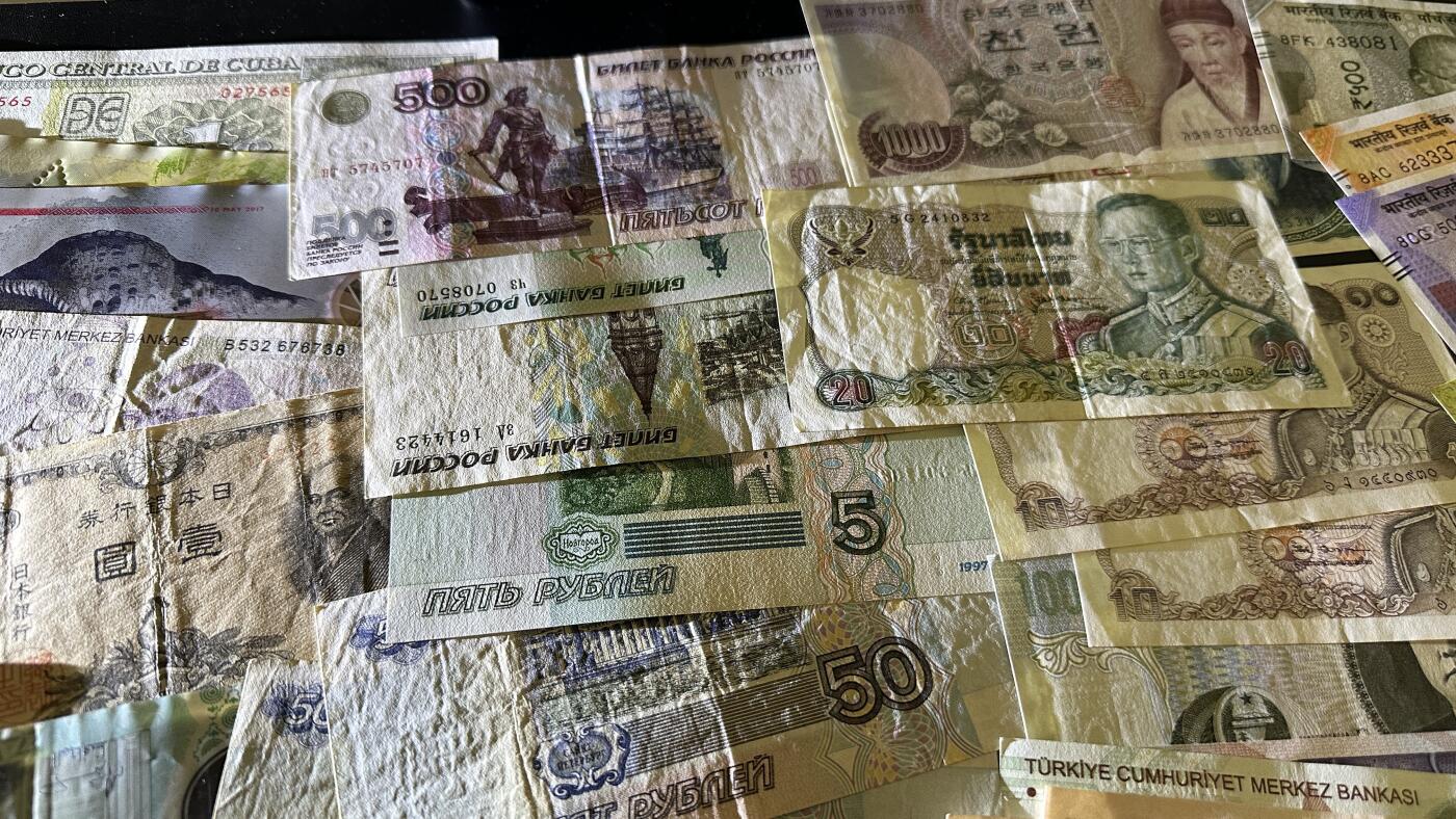 《外钞收藏家》第五百八十六期（品种丰富、精品多）（本平台长期征集拍品、欢迎藏友们联系合作） 多个国家大几十张纸币一起 部分纸币（印度小套币等）全新  大部分非全新 品相如图