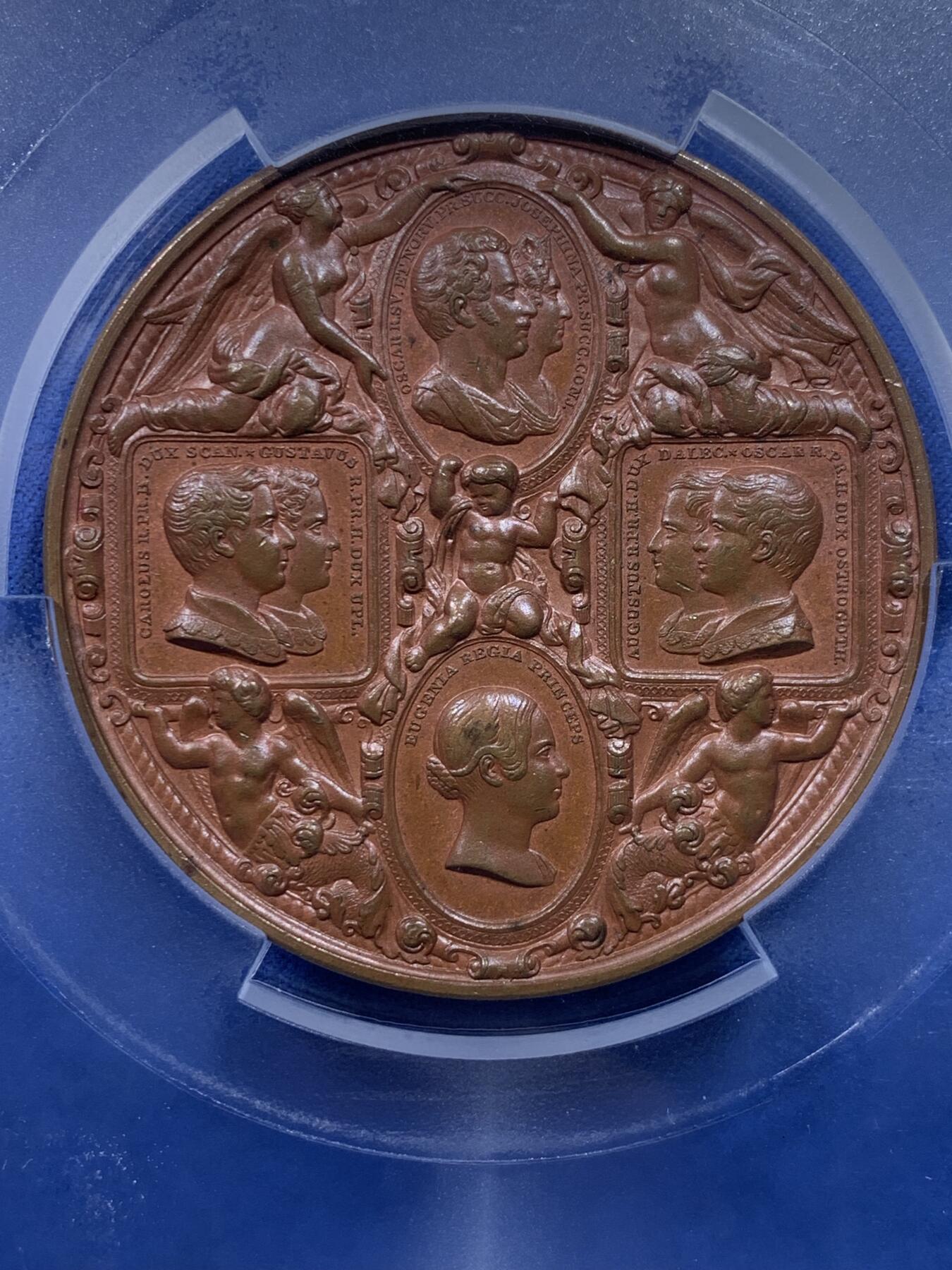 《竞宝斋》第439场 周日，周一，周二 3场连拍 （全场包邮） PCGS SP64 瑞典1842年卡尔十四和他的家人铜章，56mm， Ludvig Persson Lundgren雕刻。加大盒