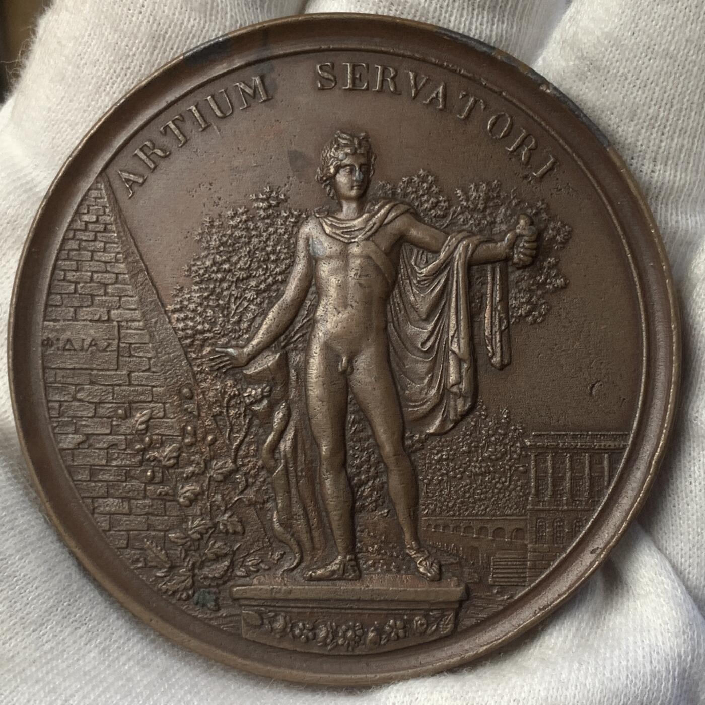 掌中浮雕-藏着的欧洲第042场 1822年瑞士日内瓦艺术协会奖章，60mm，正面阿波罗雕像上方的拉丁文意为“艺术的保护者”，背面日内瓦城市纹章上方的文字意为“黑暗之后的光明”