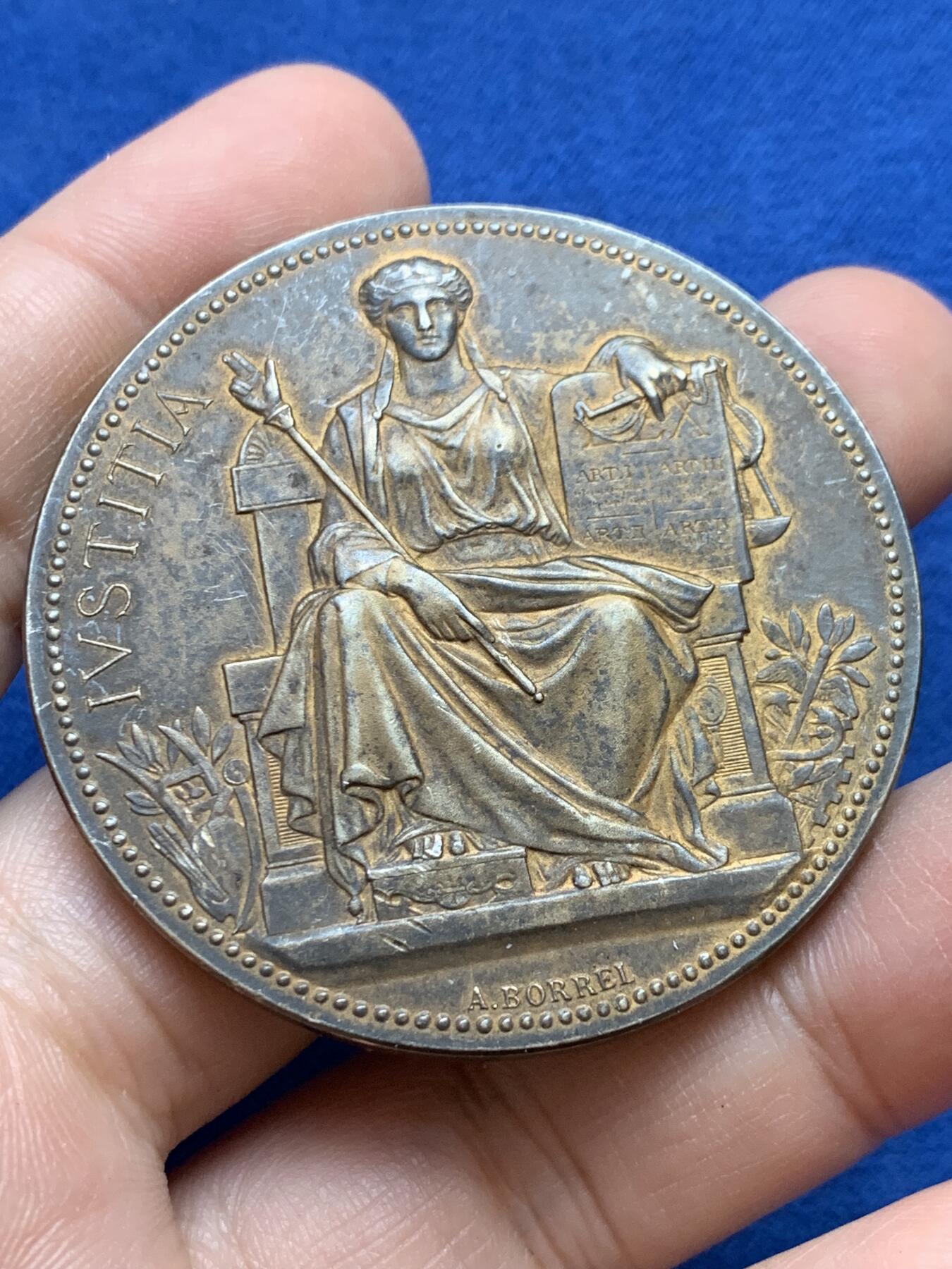 《竞宝斋》第439场 周日，周一，周二 3场连拍 （全场包邮） 1920年巴黎大学法学院博士论文获奖纪念镀金银章 丰饶角1银标 67.5克 50.1mm