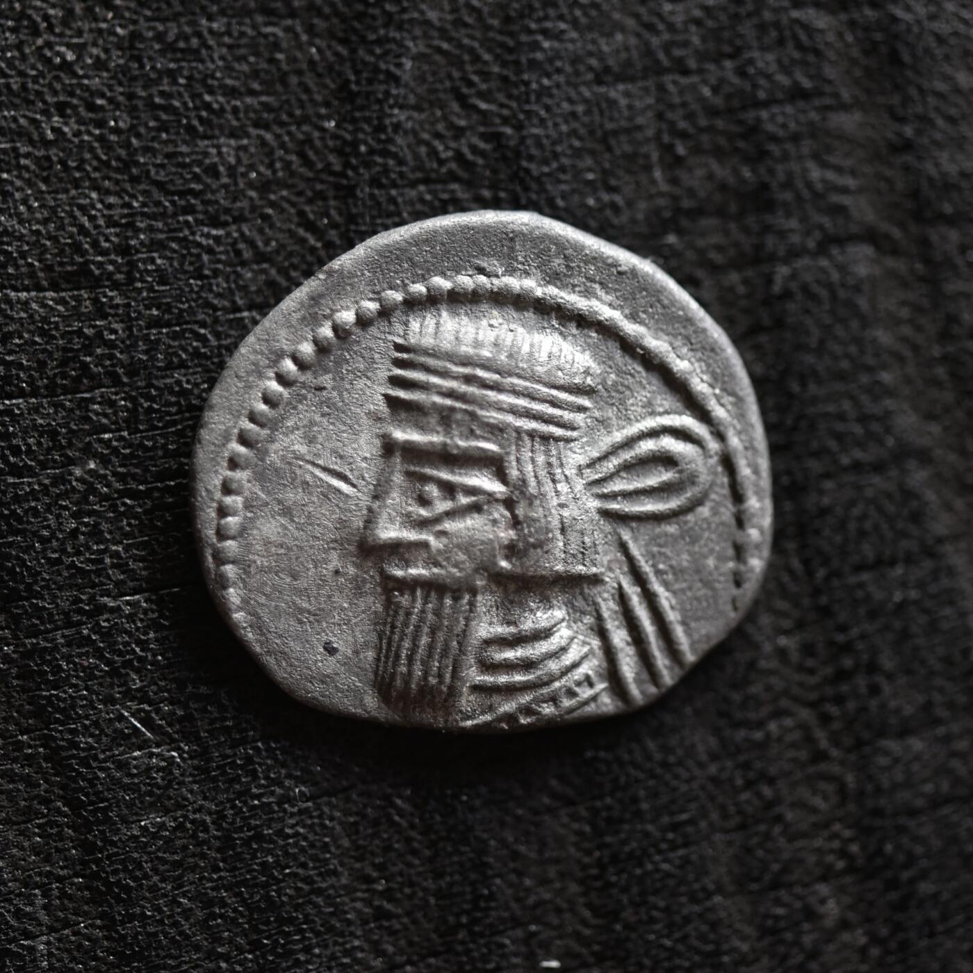 【良泉】第41期【自动场】11月27日晚19.30点开拍！86组，西方古代钱币专场 【藏家出品B】公元10-38年【古波斯】帕提亚（安息）阿塔巴努斯二世，一德拉克马银币，3.06克