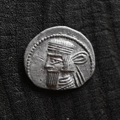 【良泉】第41期【自动场】11月27日晚19.30点开拍！86组，西方古代钱币专场 - 【藏家出品B】公元10-38年【古波斯】帕提亚（安息）阿塔巴努斯二世，一德拉克马银币，3.06克