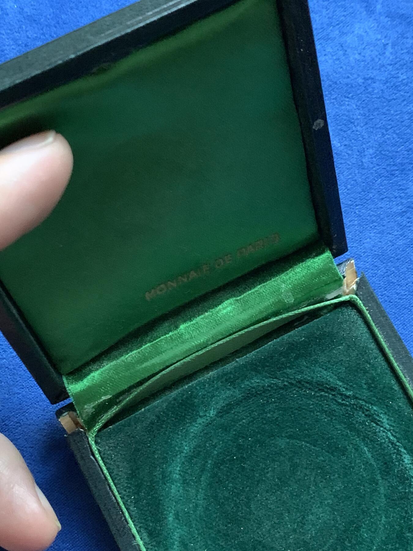 《竞宝斋》第439场 周日，周一，周二 3场连拍 （全场包邮） 1930年迪耶普犬展纪念镀银铜章 51.5克 50.5mm 带盒 好品