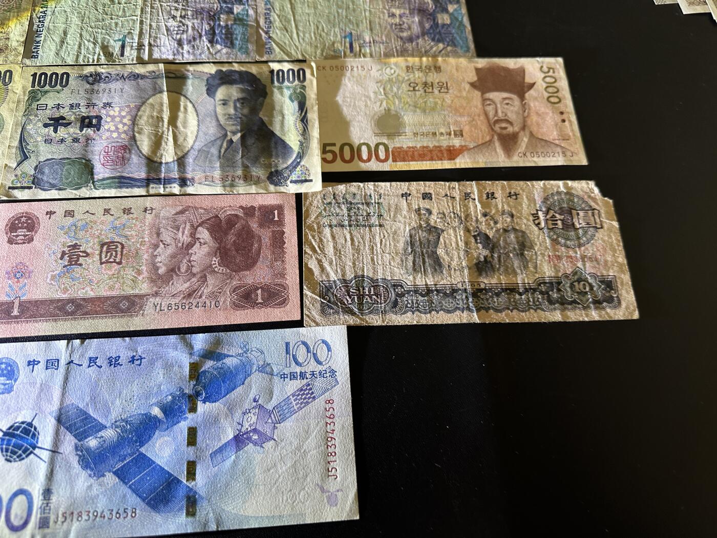 《外钞收藏家》第五百八十六期（品种丰富、精品多）（本平台长期征集拍品、欢迎藏友们联系合作） 越南、日本、韩国、马来西亚、美元、人民币13张一起 品相如图