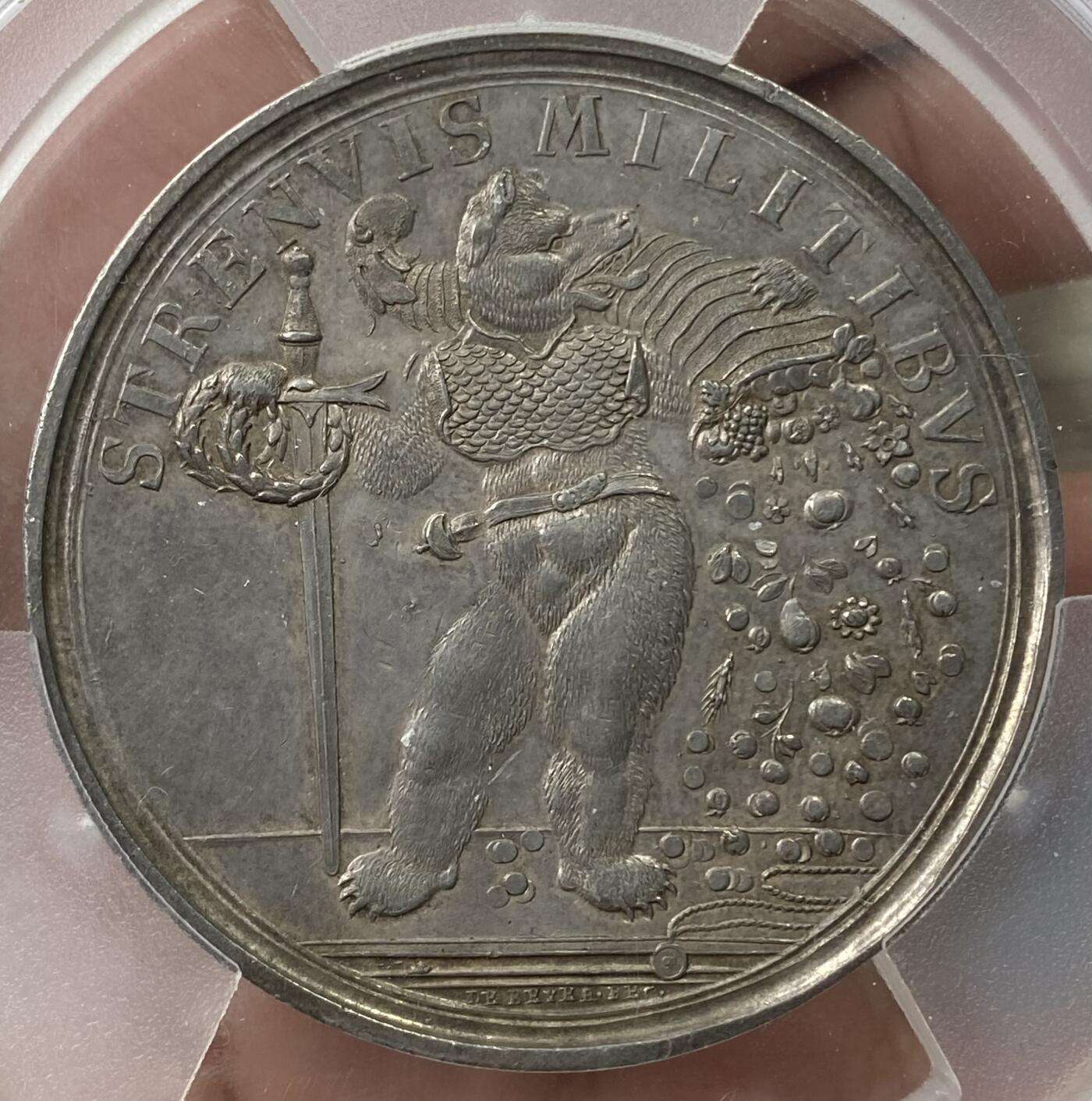 万国钱币拍卖第055期 PCGS MS62 1712年瑞士伯尔尼授予托根堡战役中日内瓦和穆蒂埃·格兰瓦尔的苏库尔部队士官纪念大银章 早期瑞士高浮雕 熊甲与熊毛极其精细亮眼 青灰色包浆高点完美 巨型大规格55MM 