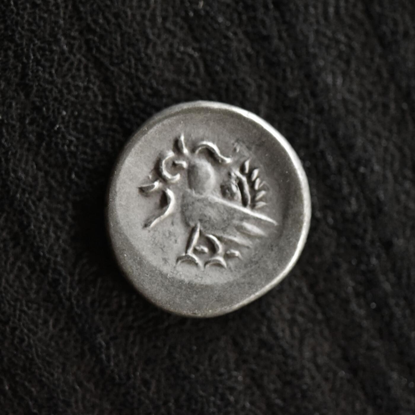 【良泉】第41期【自动场】11月27日晚19.30点开拍！86组，西方古代钱币专场 【藏家出品A】柬埔寨可爱小鸟银币一枚，品相和味道不错，1/8泰格尔面值，海上丝路系列，1.51克