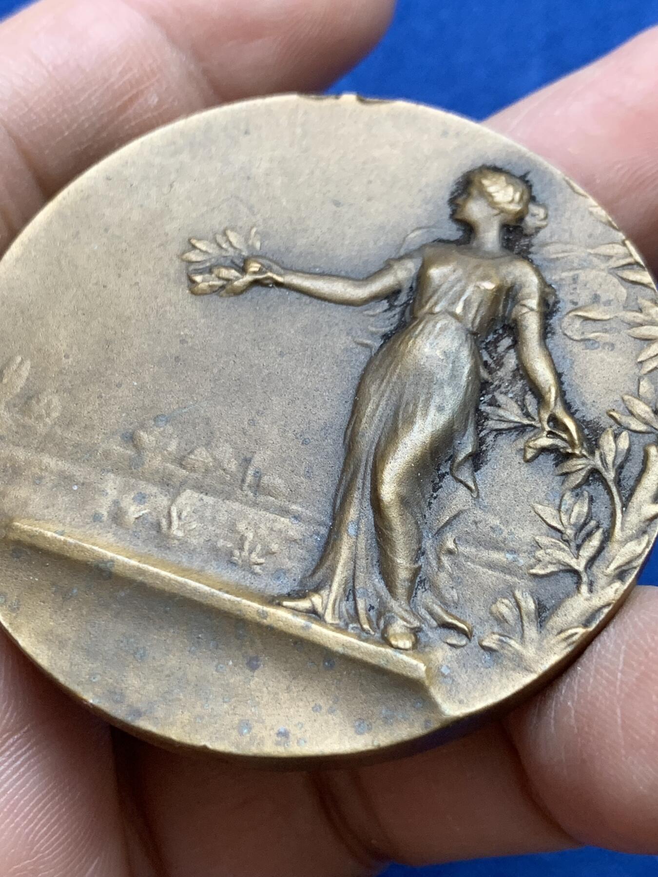 《竞宝斋》第439场 周日，周一，周二 3场连拍 （全场包邮） 法国艺术协会纪念章 三角铜标 52克 49.5mm