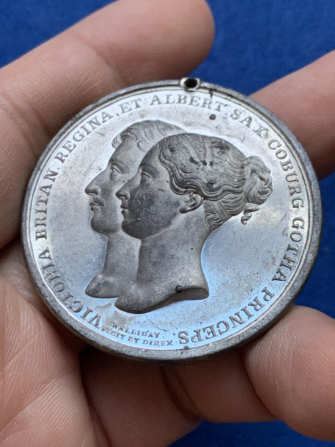 《竞宝斋》第439场 周日，周一，周二 3场连拍 （全场包邮） 英国1840年维多利亚女王和阿尔伯特亲王结婚纪念章，白色金属材质，有打孔。29.7克，44.5mm。