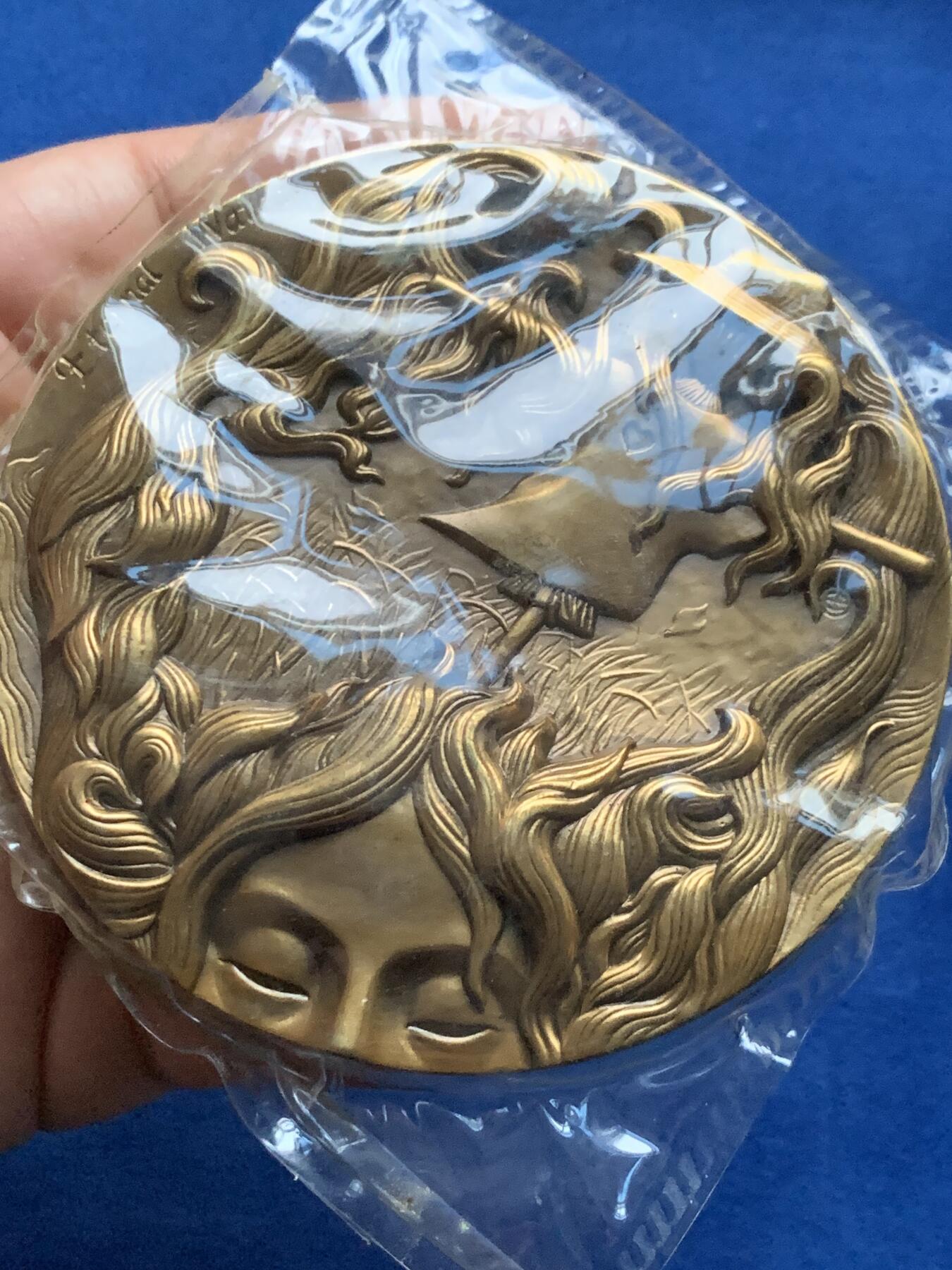 《竞宝斋》第439场 周日，周一，周二 3场连拍 （全场包邮） 上海百拓稻草人之恋大铜章，编号007，带袋总重约329.1克，直径80mm，原盒原证。