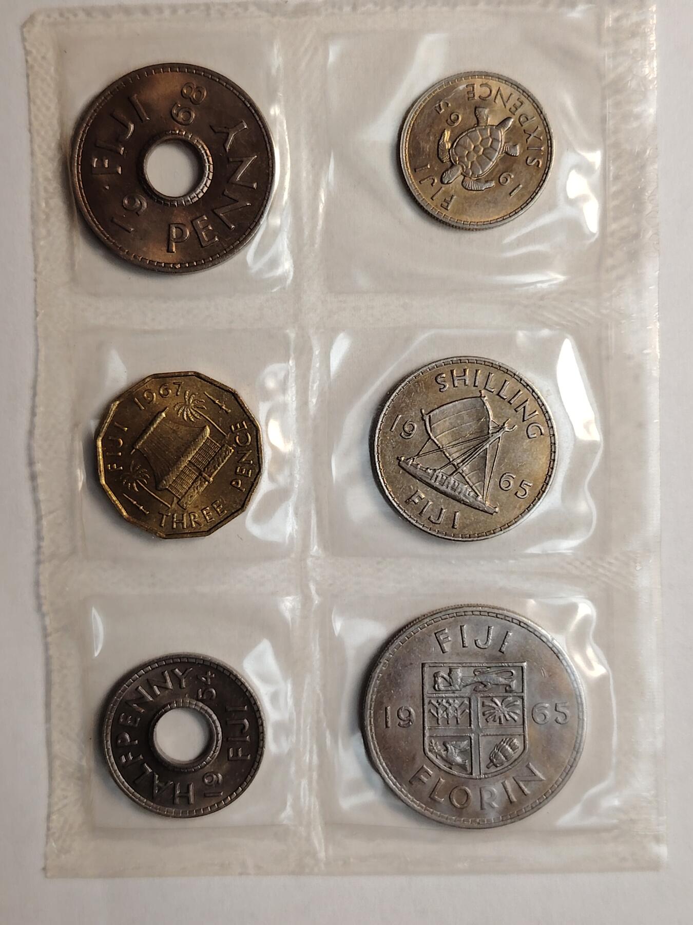 布加迪🐬～世界钱币(上海)🌾第 260 期 /  各国套币和散币 斐济🇫🇯 币制改革前后2套 册装