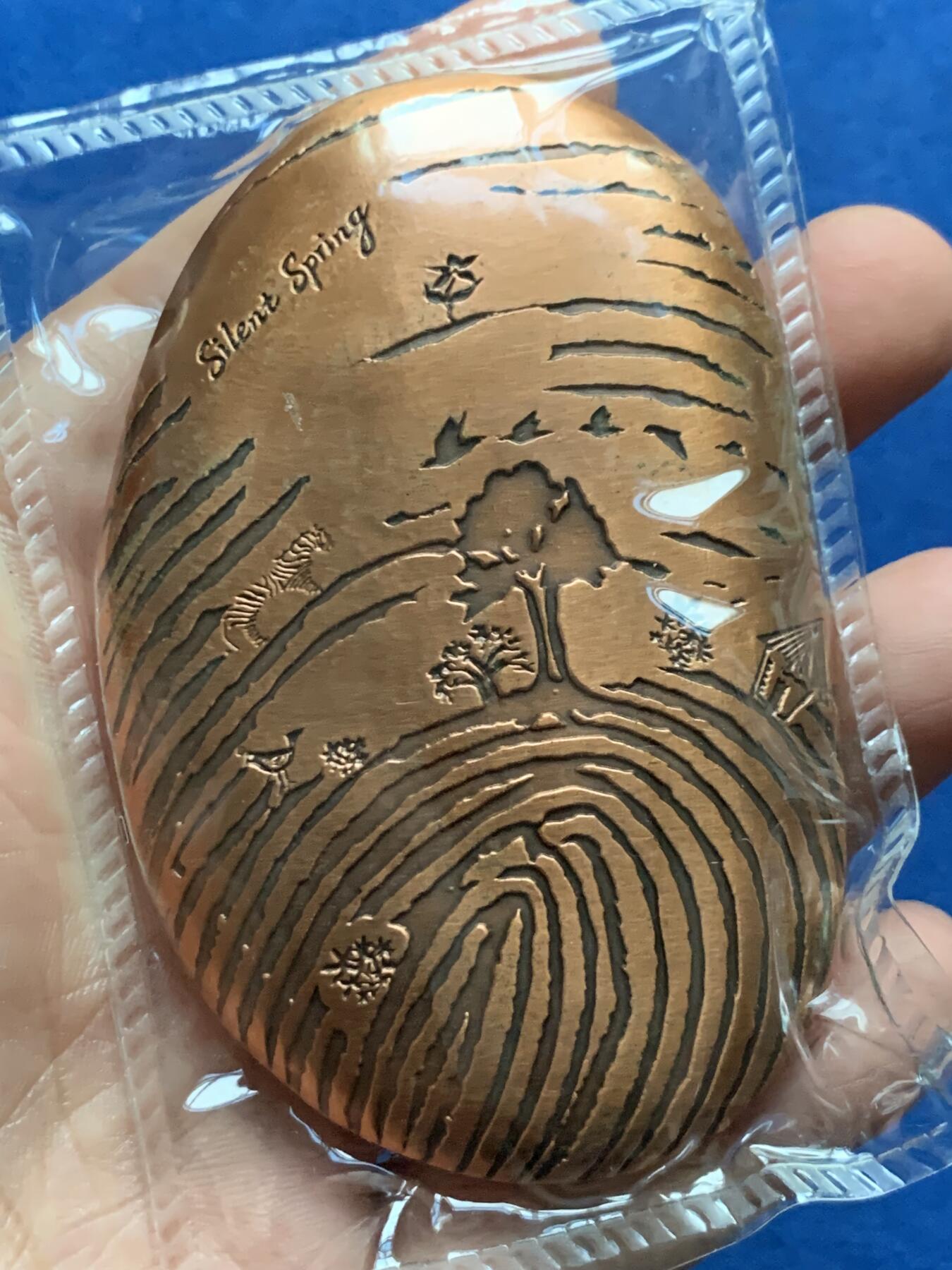 《竞宝斋》第439场 周日，周一，周二 3场连拍 （全场包邮） 寂静的春天铜章 采用新颖独特的鹅卵石形状 ，手感充实圆润 。人类细密的指纹 ，犹如岁岁年年的数轮，也如湖水荡漾的涟漪 。我们与大自然生生相惜 ，大自然就是我们的家 春意盎然 不再寂寞 不再静悄悄 ……规格为8.5cm×5.5cm，带袋总重约384.2克，限量发行黄铜365枚，紫铜365枚，发行编号水印证书 ，章上打号。