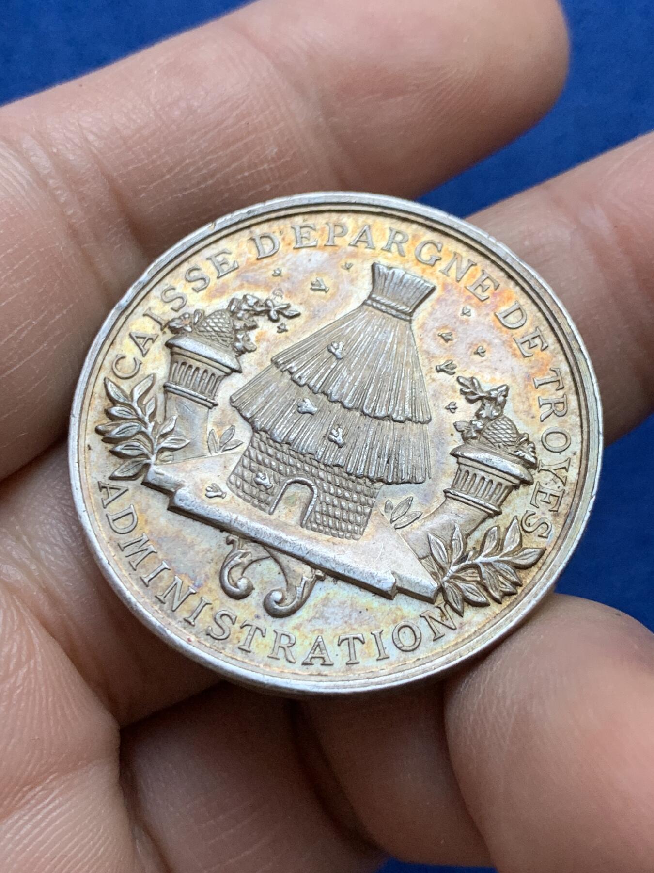 《竞宝斋》第439场 周日，周一，周二 3场连拍 （全场包邮） 法国特鲁瓦储蓄银行委员会纪念银章 菱形银标 16.9克 33.2mm