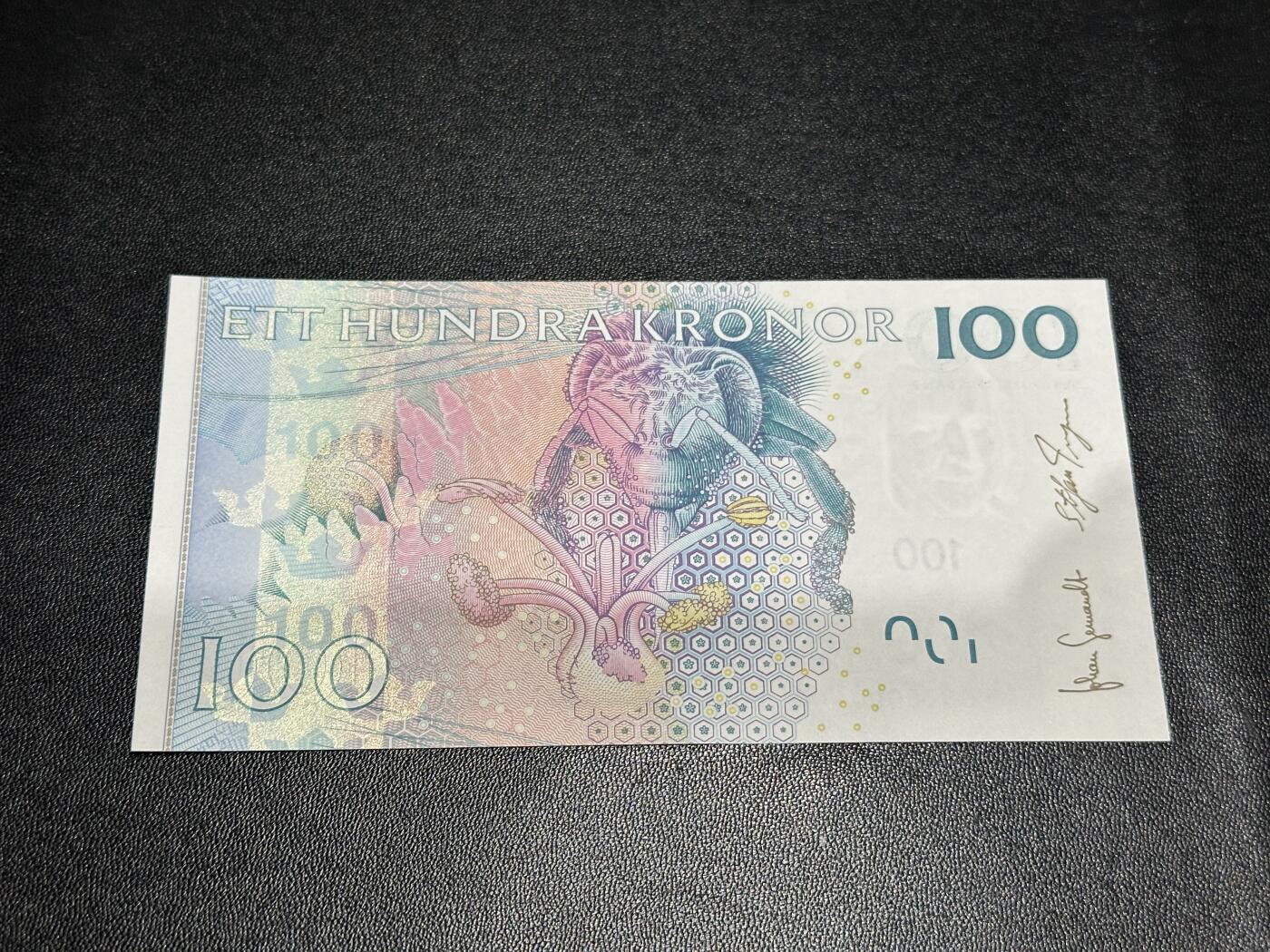 《外钞收藏家》第五百八十六期（品种丰富、精品多）（本平台长期征集拍品、欢迎藏友们联系合作） 瑞典100克朗 狮子子号+豹子号0000444 全新UNC